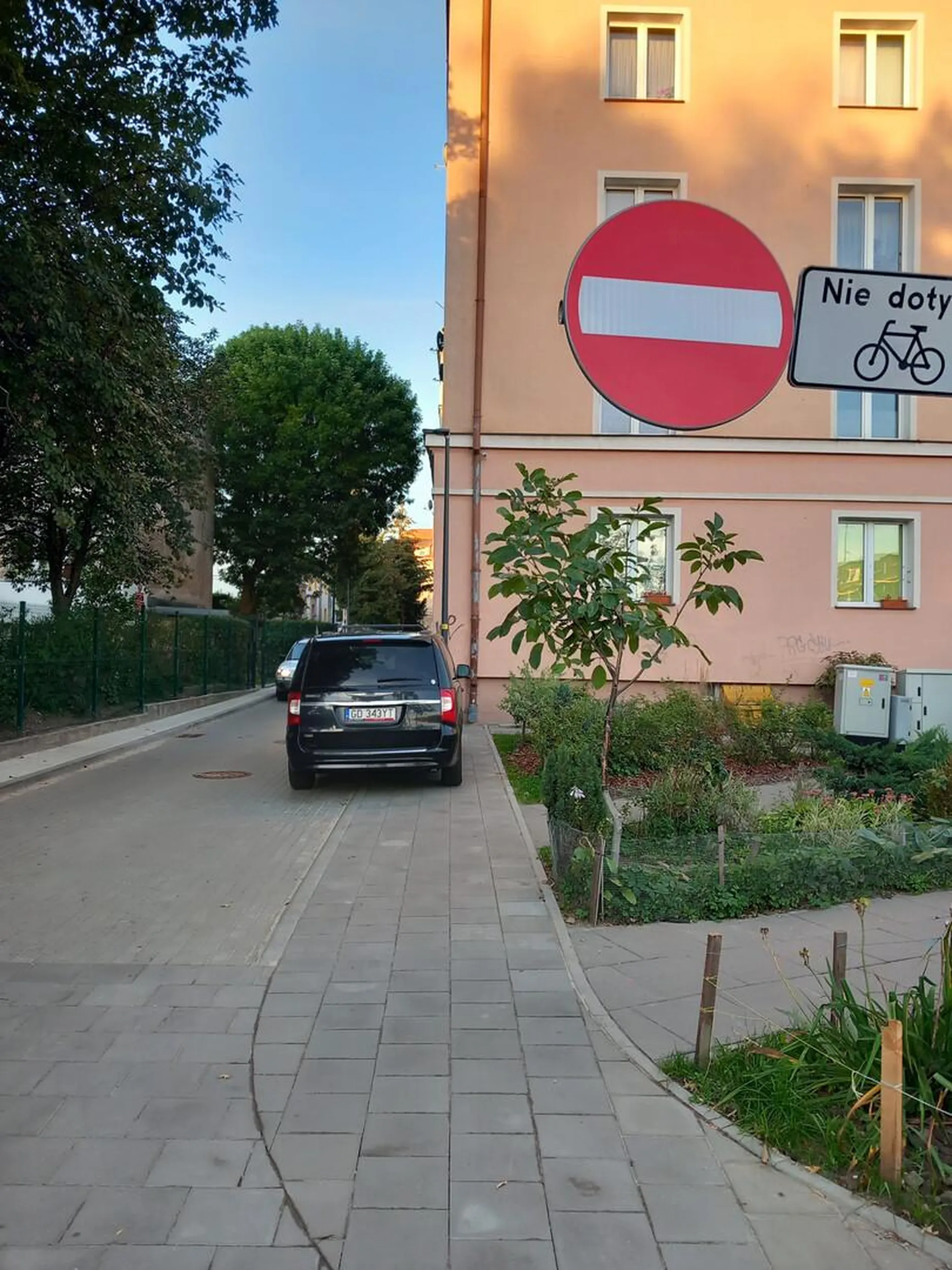 Zakaz wiazdu? Jaki zakaz? Chodnik?Jaki chodnik?