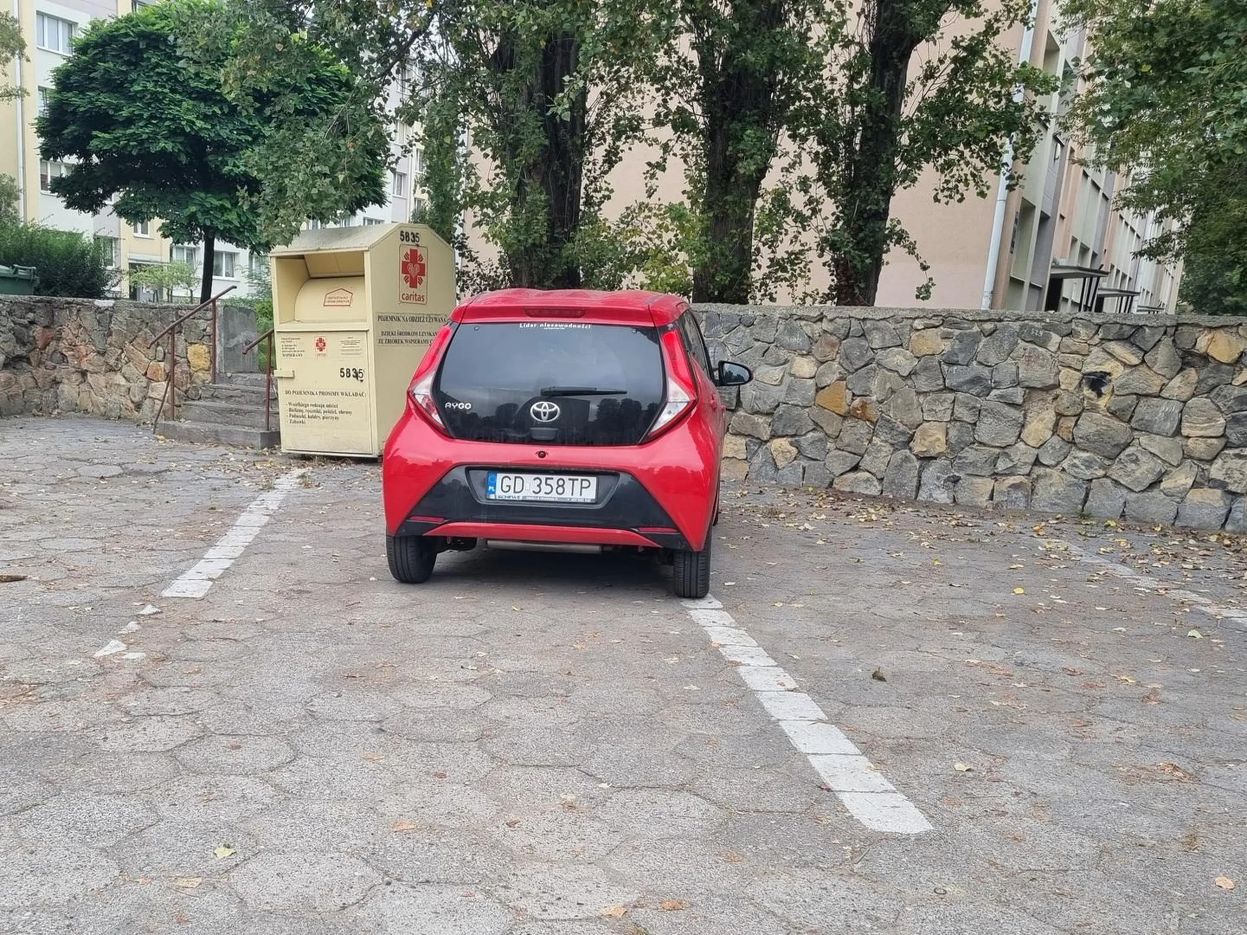 Takim małym autem nie zmieścić się między liniami to już trzeba mieć coś z głową