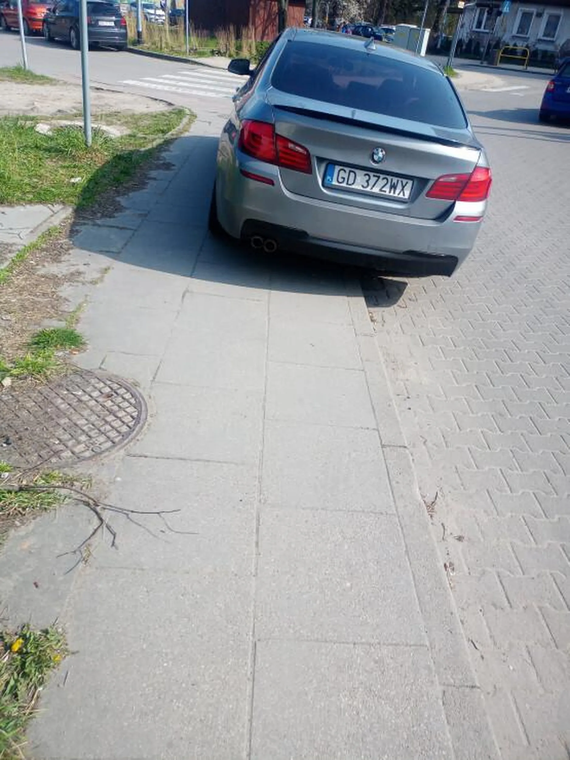 Piękne parkowanie na chodniku