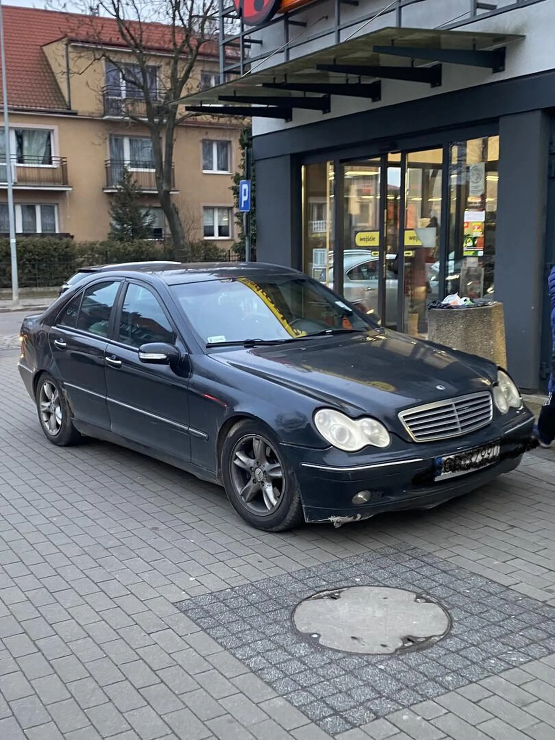 Mam Mercedesa to jestem VIPem i mam prawo tak parkować ! Ustawowo mam prawo !