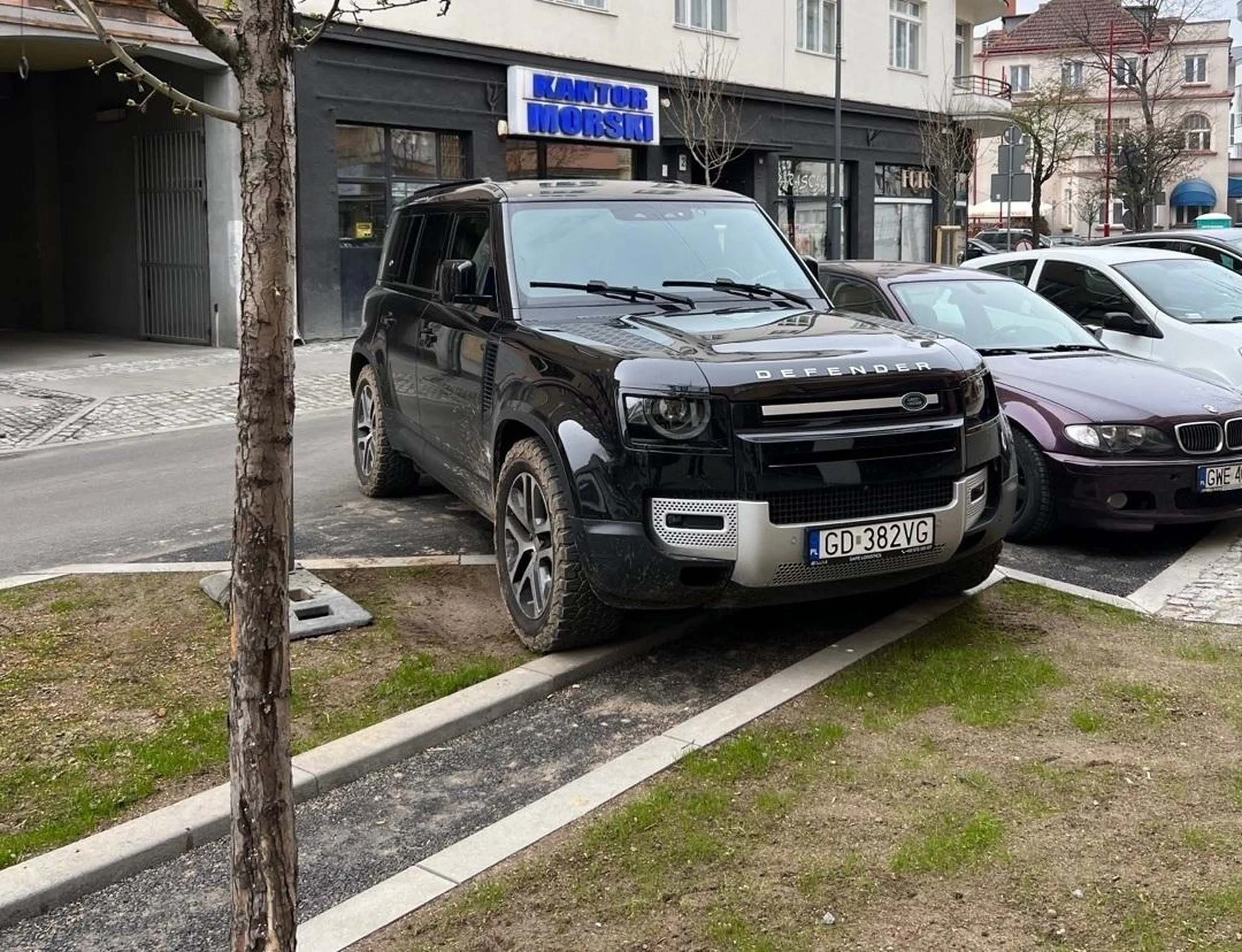 Lubi rozjeżdżać trawniki, parkuje gdzie popadnie, w końcu jeździ landroverem, to mu można