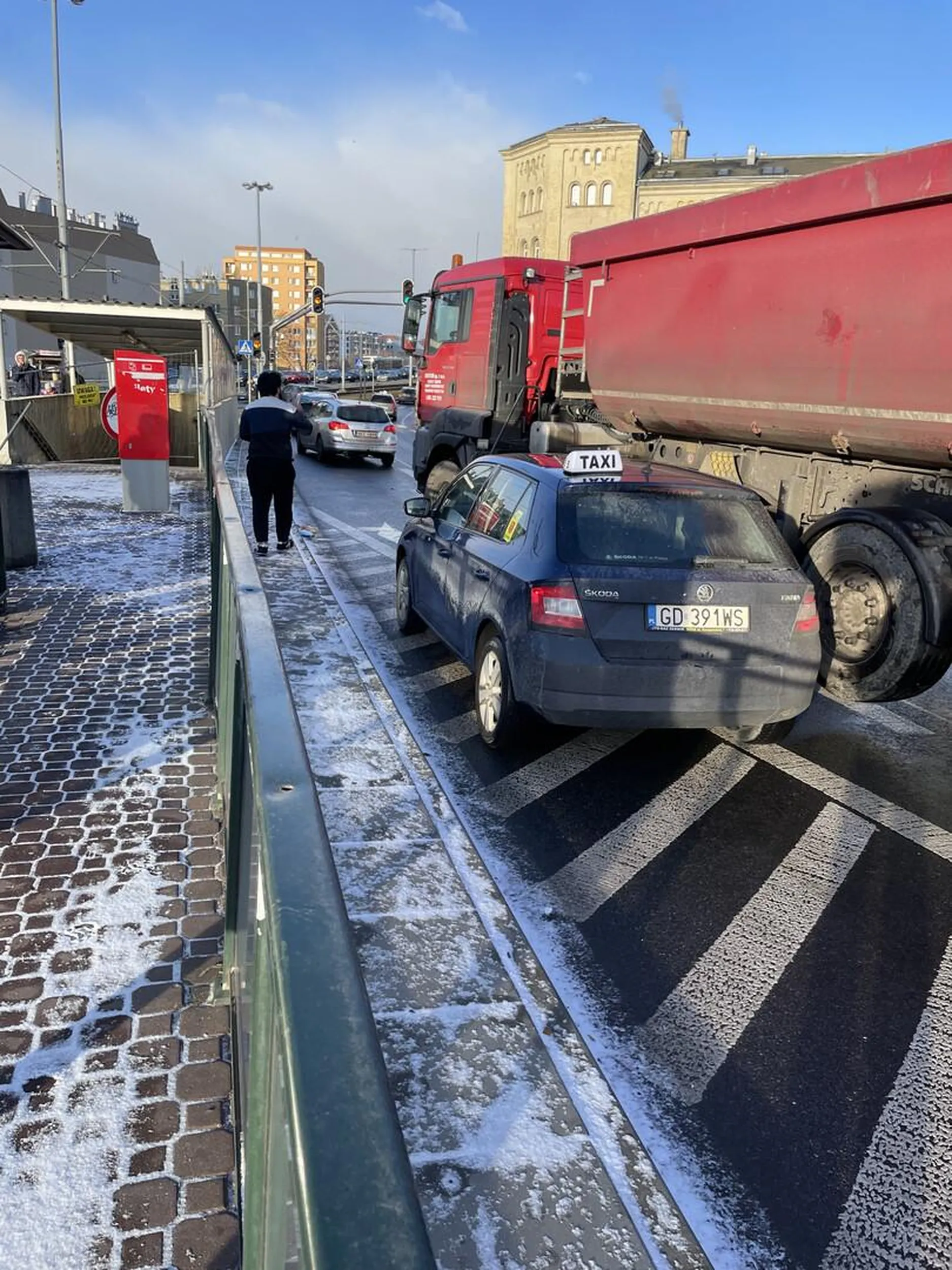 Nieprzyjemna sytuacja na drodze pomiędzy kierowca Ubera i ciężarówki przy Akademii Muzycznej w Gdańsku. Uber jechał po wyzebrowanej części jezdni, wyłączonej z ruchu. Oba pojazdy chciały skręcić w lewo. W ruch poszły butelki plastikowe, przepychanki i wyzwiska. Wschodnioeuropejski uberowiec bardziej roszczeniowy. Brawa dla kierowcy ciężarówki za umiarkowany spokój.