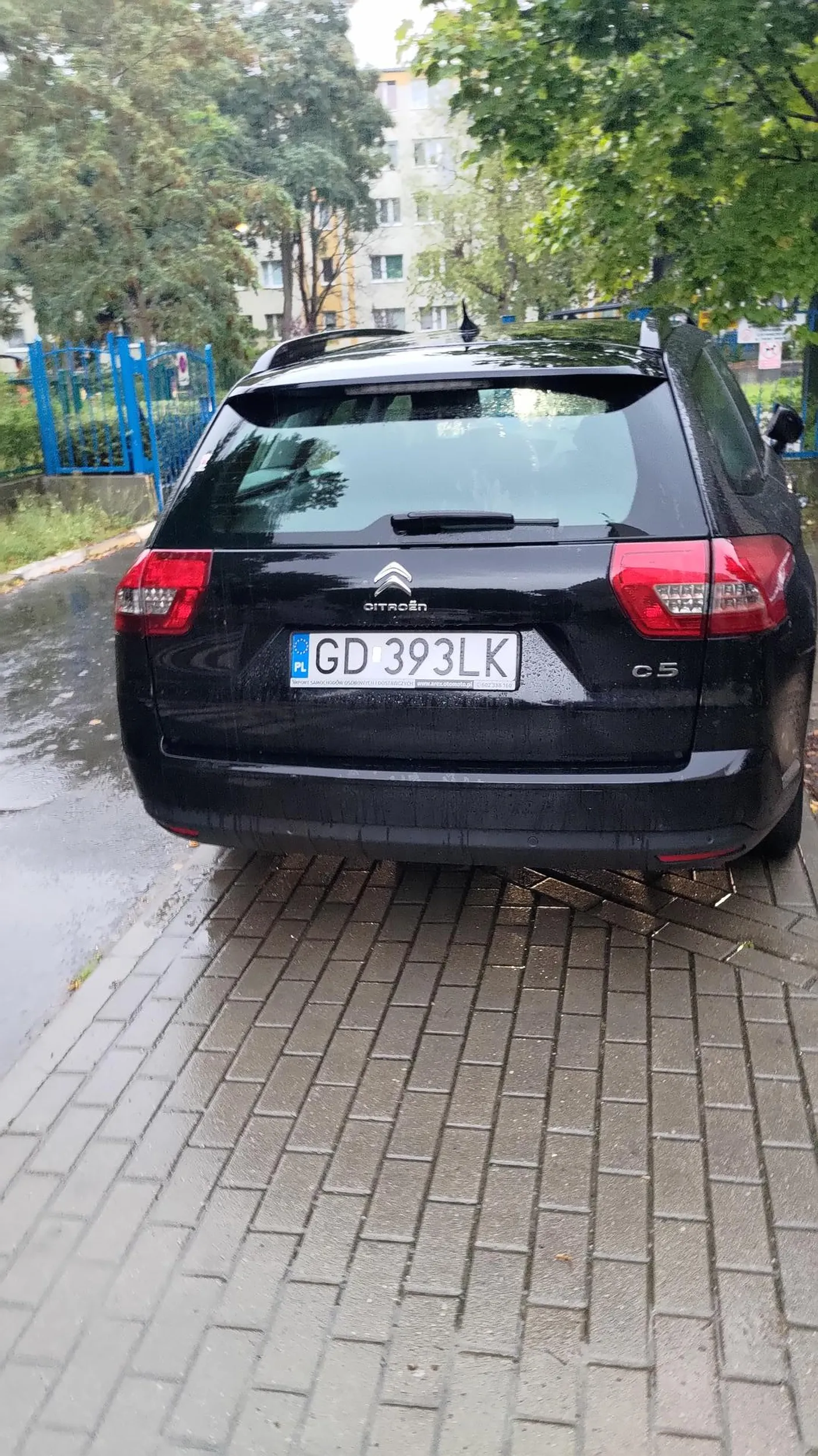 Kierowca nie wie że nie parkuje się na całej szerokości chodnika i nie blokuje wejścia do przedszkola