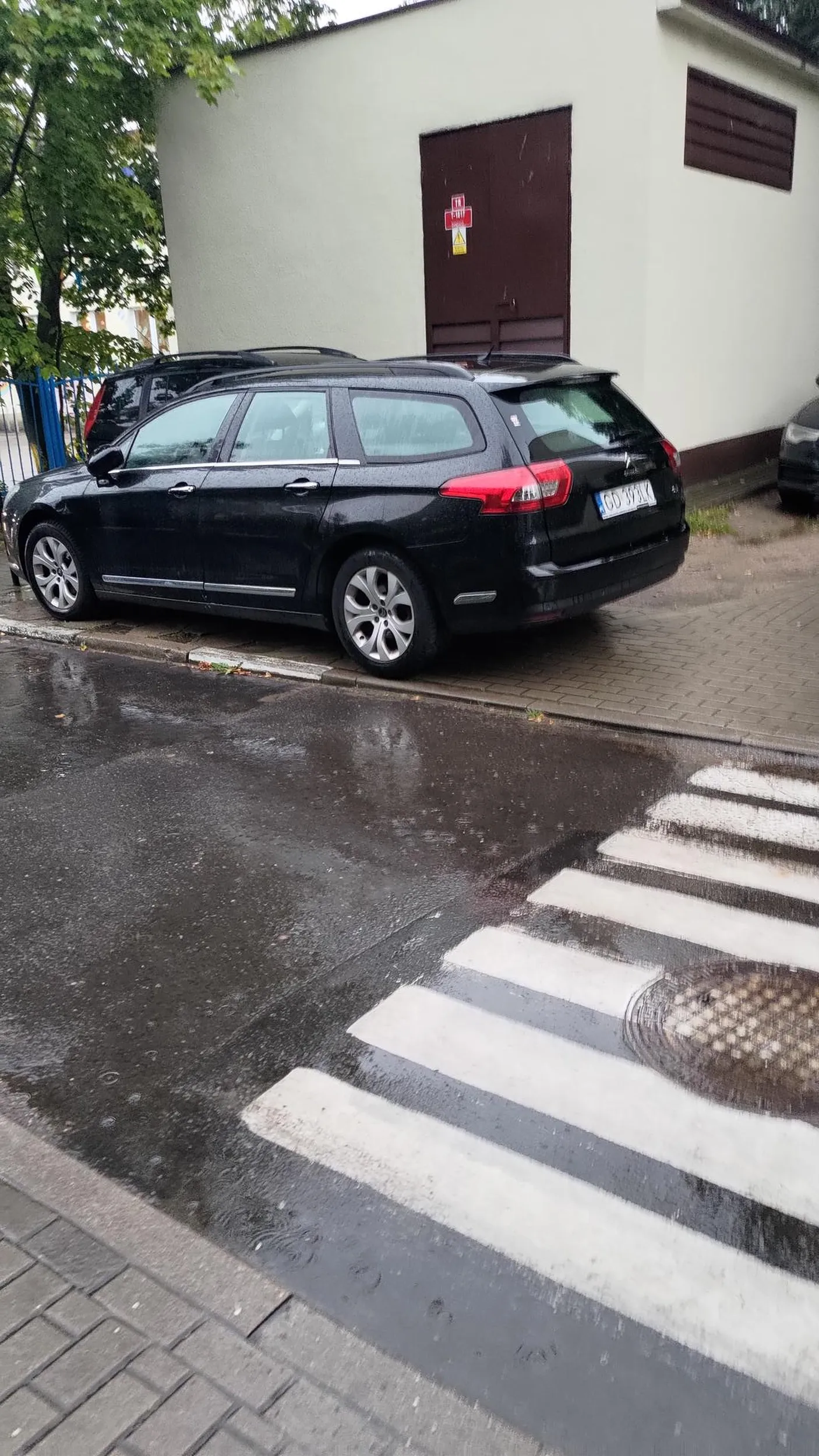Kierowca nie wie że nie parkuje się na całej szerokości chodnika i nie blokuje wejścia do przedszkola