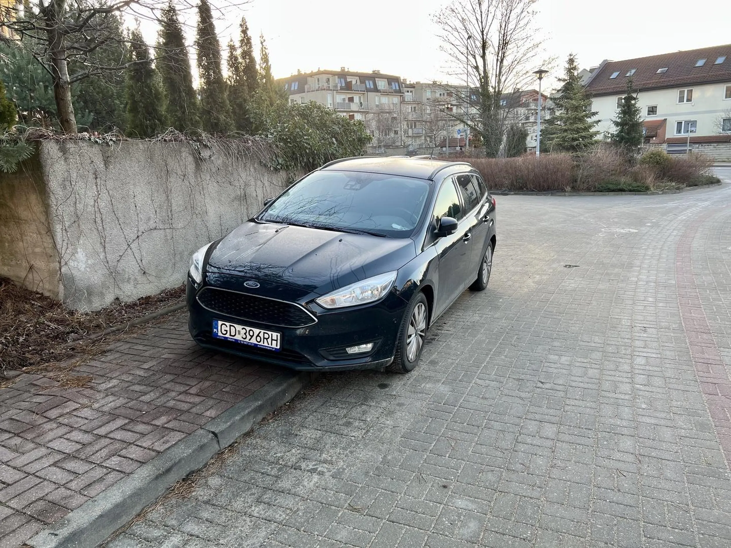 Parkuje na chodniku nie zostawiając miejsca dla pieszych i matek z wózkami. Parkuje przy zakręcie/skrzyżowaniu utrudniając widoczność.