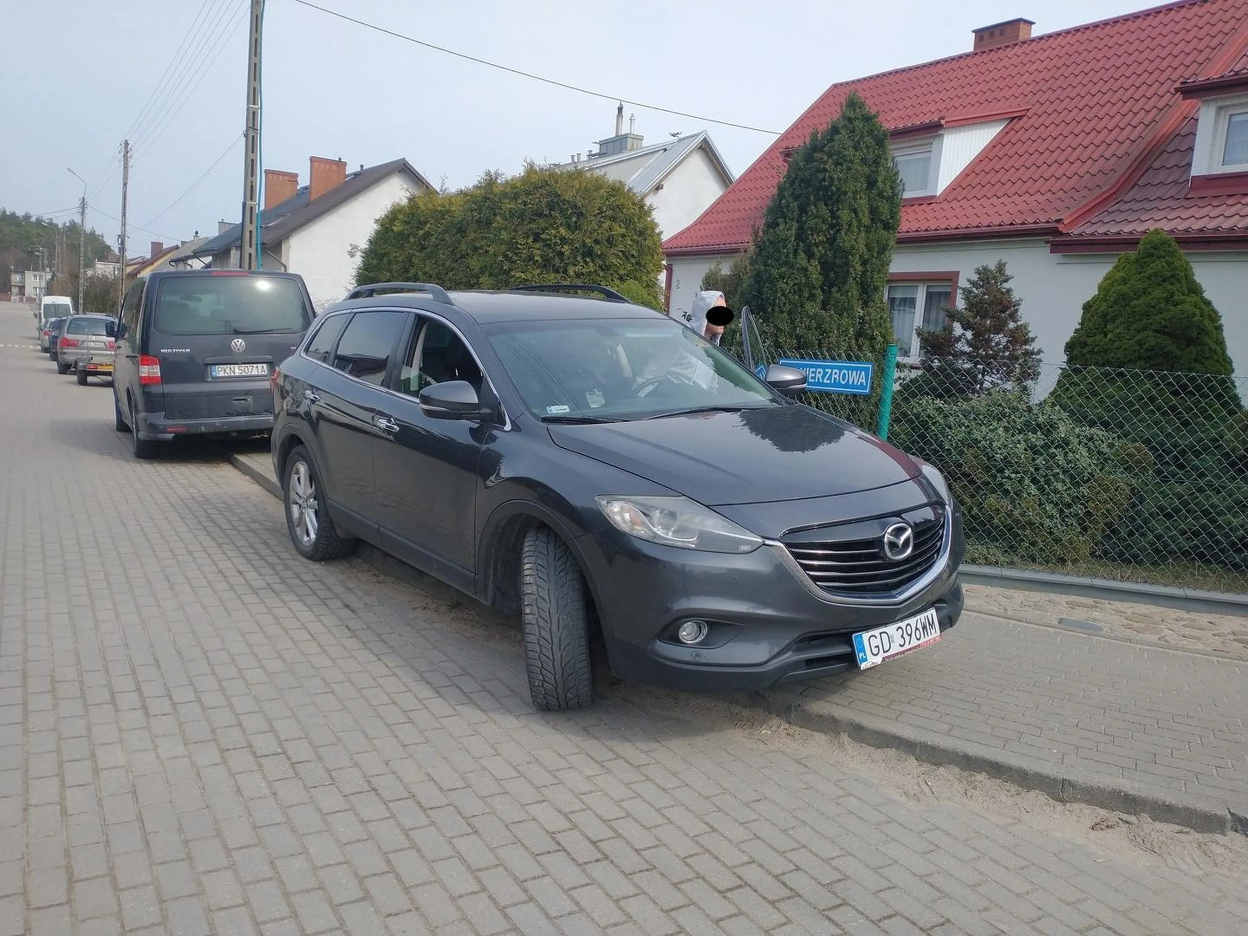 Parkuje na skrzyżowaniu ul. Wierzbowa i Klonowa w Baninie. Oczywiście na chwilę. Wyraził zgodę na publikację zdjęcia.