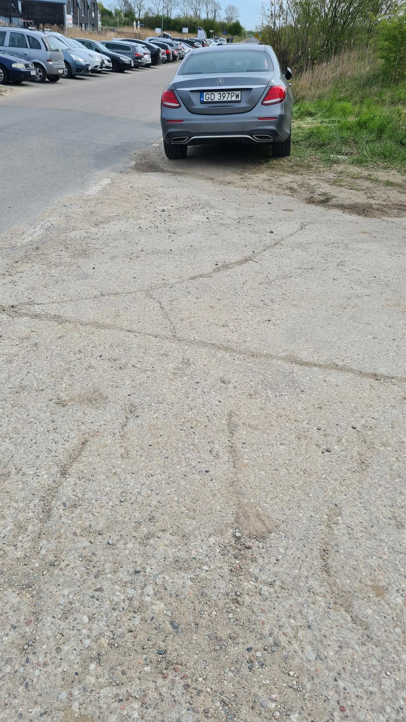 Parkowanie na skrzyżowaniu. Mimo zwrócenia uwagi nie reaguje dodatkowo bardzo nerwowy