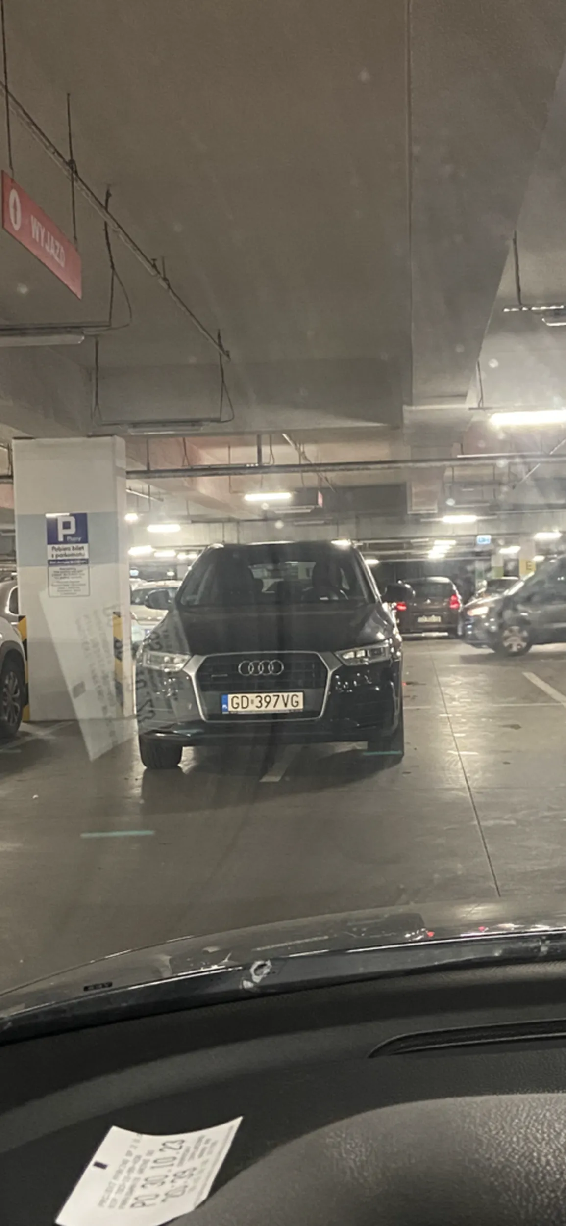 Dla gościa z audi linie wyznaczające miejsce parkingowe to tylko ozdoba. Stara w domu chyba niezadowolona, skoro snajper przy tak prostej czynności trafić nie może.