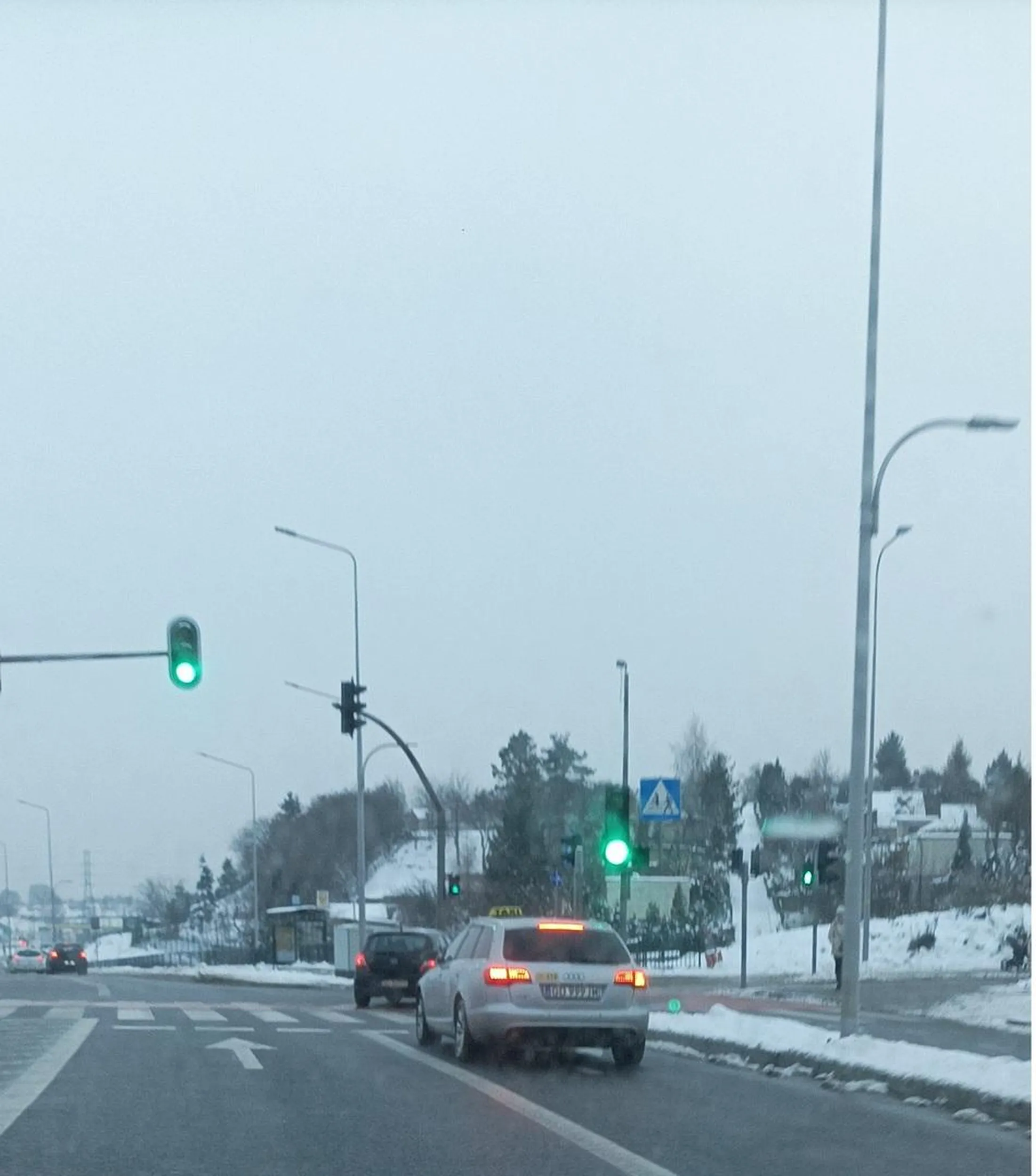 Gbur ZŁOTÓWA nie wie, że jak się kończy pas z lewej strony to należy przepuścić auto, któremu kończy się pas następnie  gwałtownie hamuje na śliskiej powierzchni ul. Adamowicza Gdańsk. Typowy BURAK.
