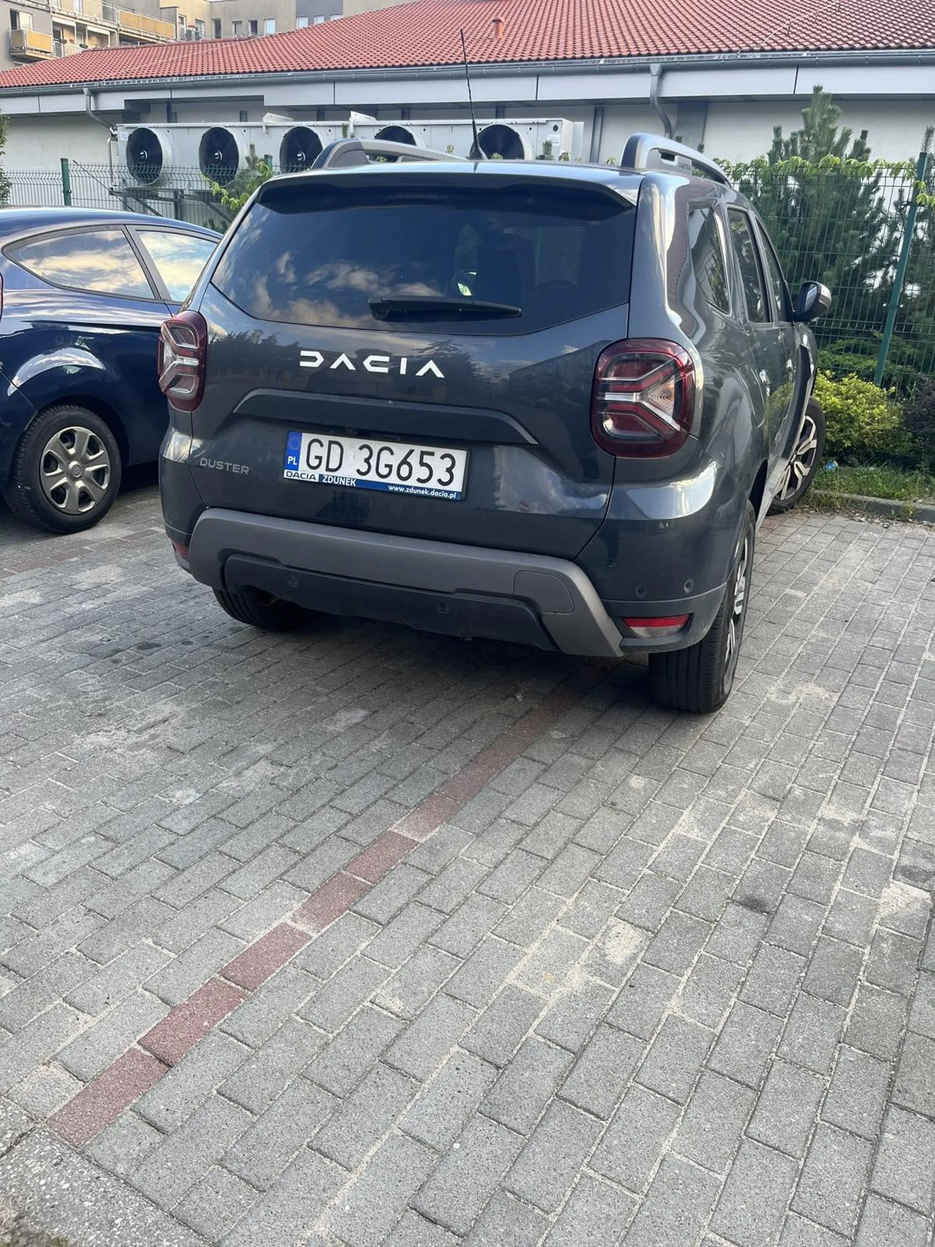 Kolejny raz widzę jak kierowca nie potrafi zaparkować i blokuje przejazdy