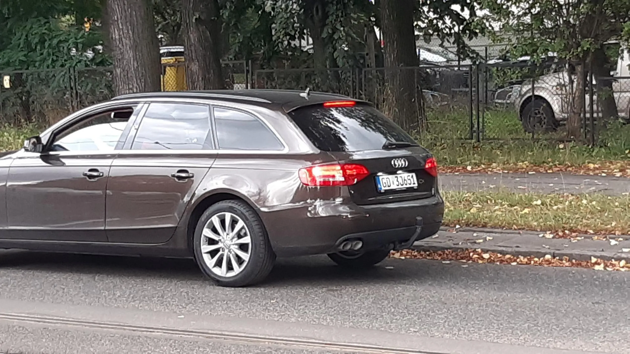 Kandydat do zatrzymania dowodu rejestracyjnego za nieprzepisowe tablice (z przodu jest taka sama, z niemieckim krojem liter).