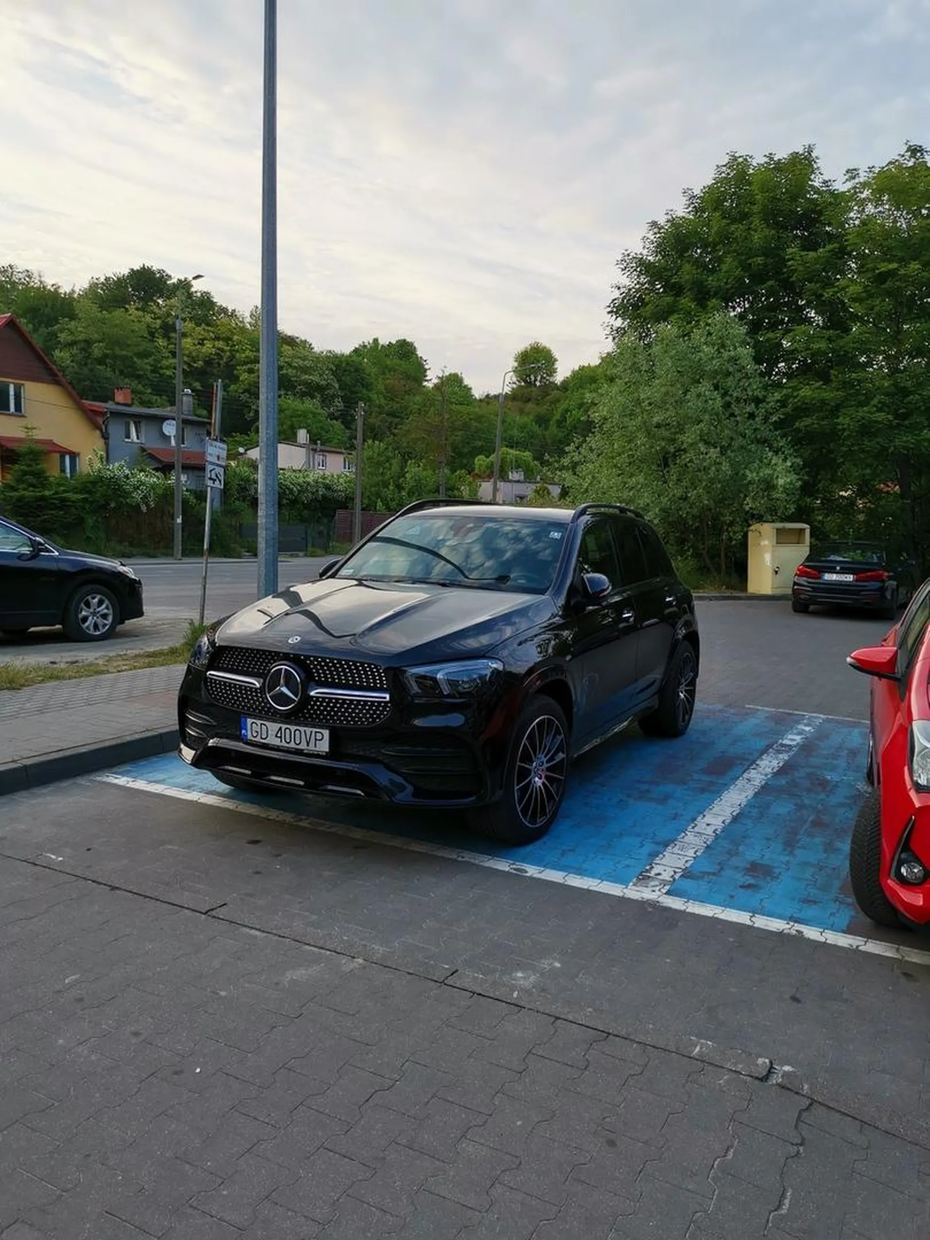 Zajmuje miejsce parkingowe dla niepełnosprawnych. Na uwagę reaguje agresją.