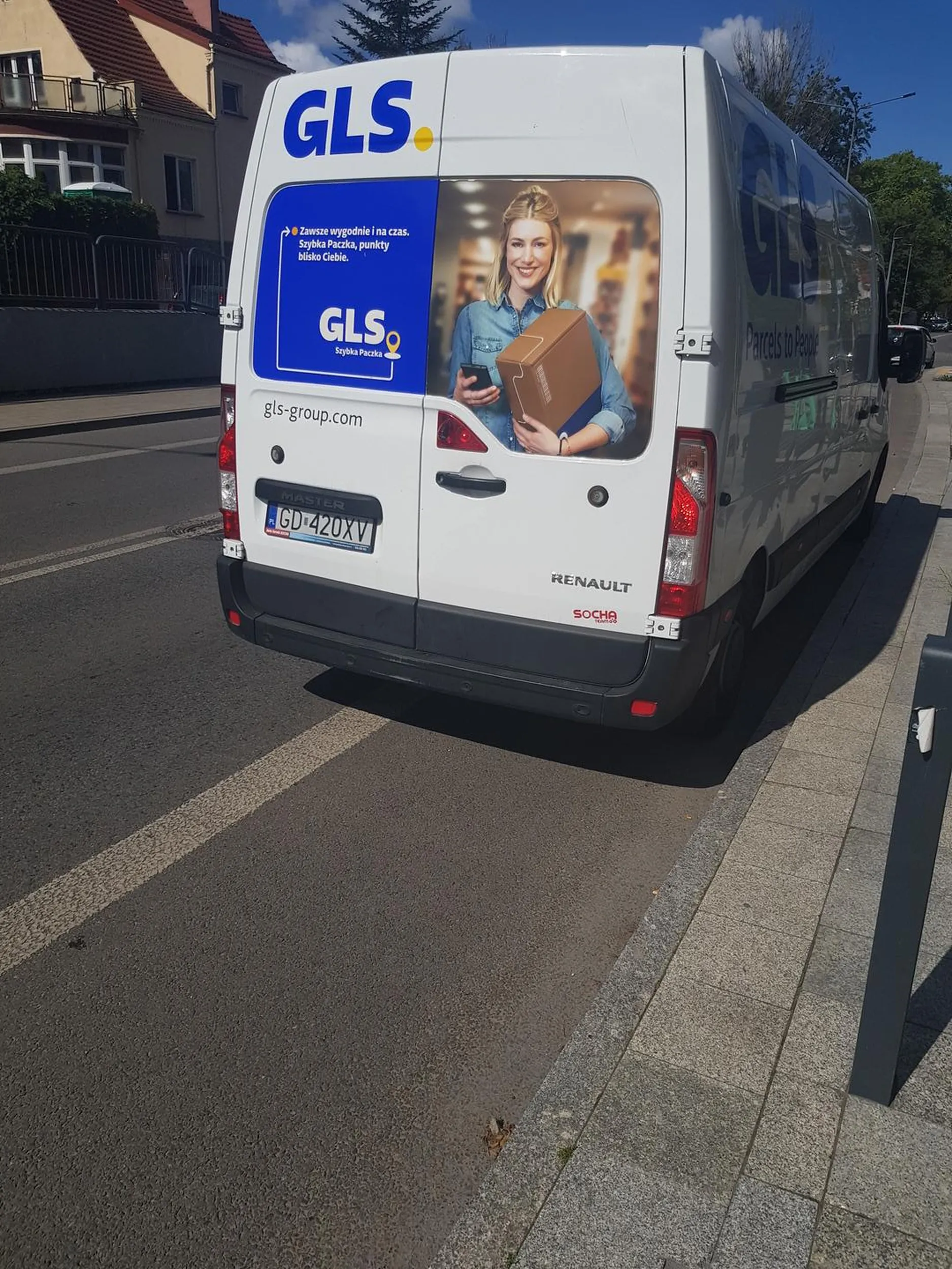 Kurier GLS ma w dupie ścieżkę rowerową, więc sobie ją całą zastawił na czas dostawy.