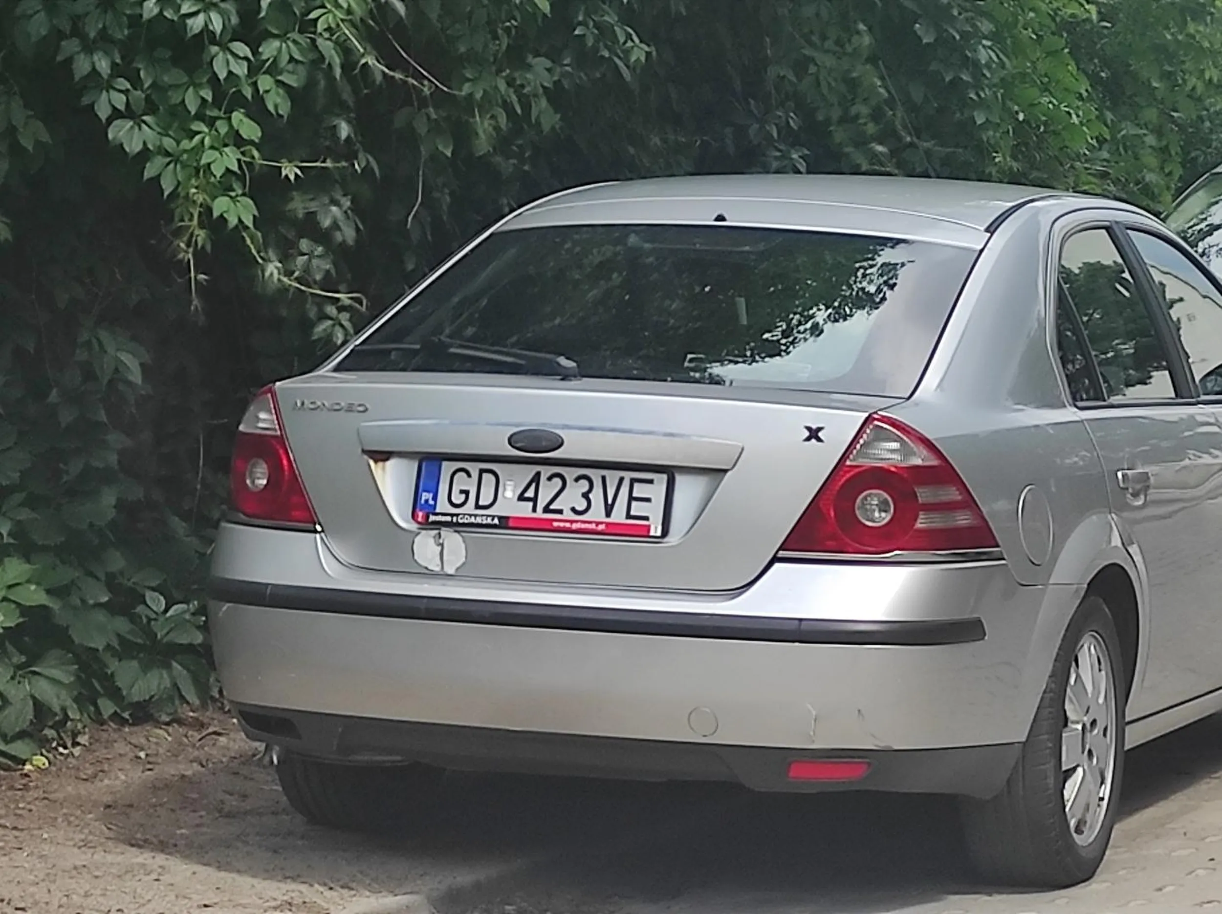 Gościu z Forda zastawił przejazd chyba dla rowerzysty , metr od murku niestety nie mogliśmy śmieciarką wjechać po pojemniki