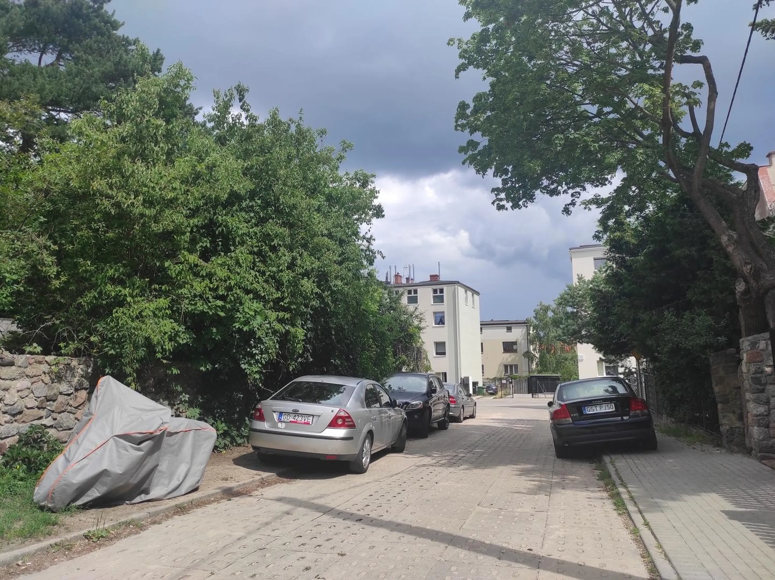 Gościu z Forda zastawił przejazd chyba dla rowerzysty , metr od murku niestety nie mogliśmy śmieciarką wjechać po pojemniki