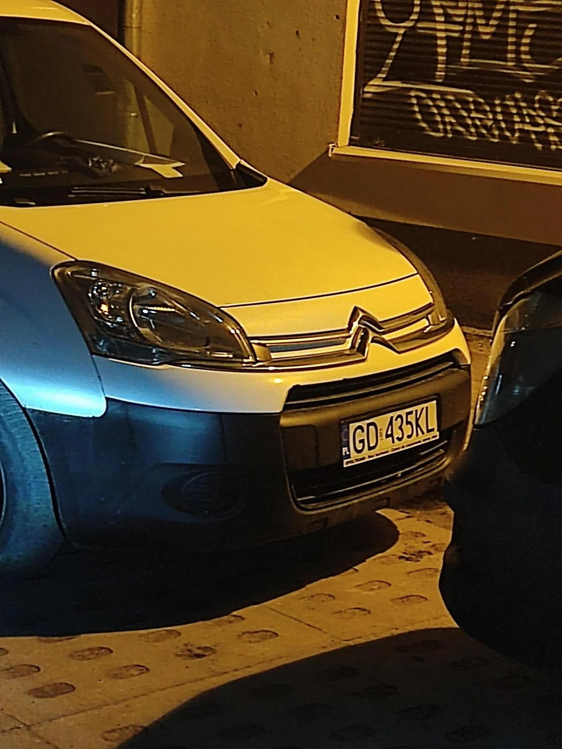 Parking pod znakiem, przeszkadza przejazdu.