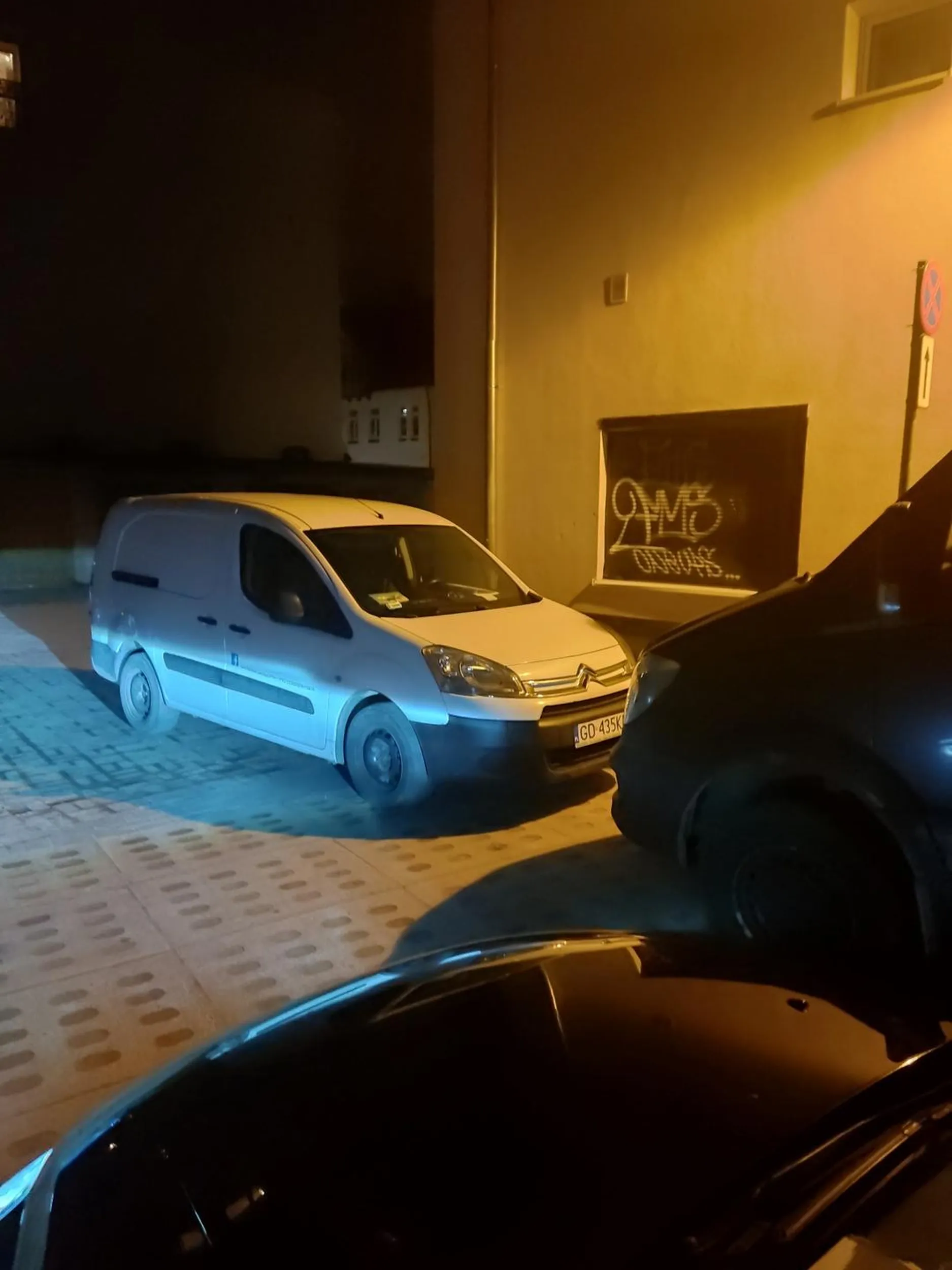 Parking pod znakiem, przeszkadza przejazdu.