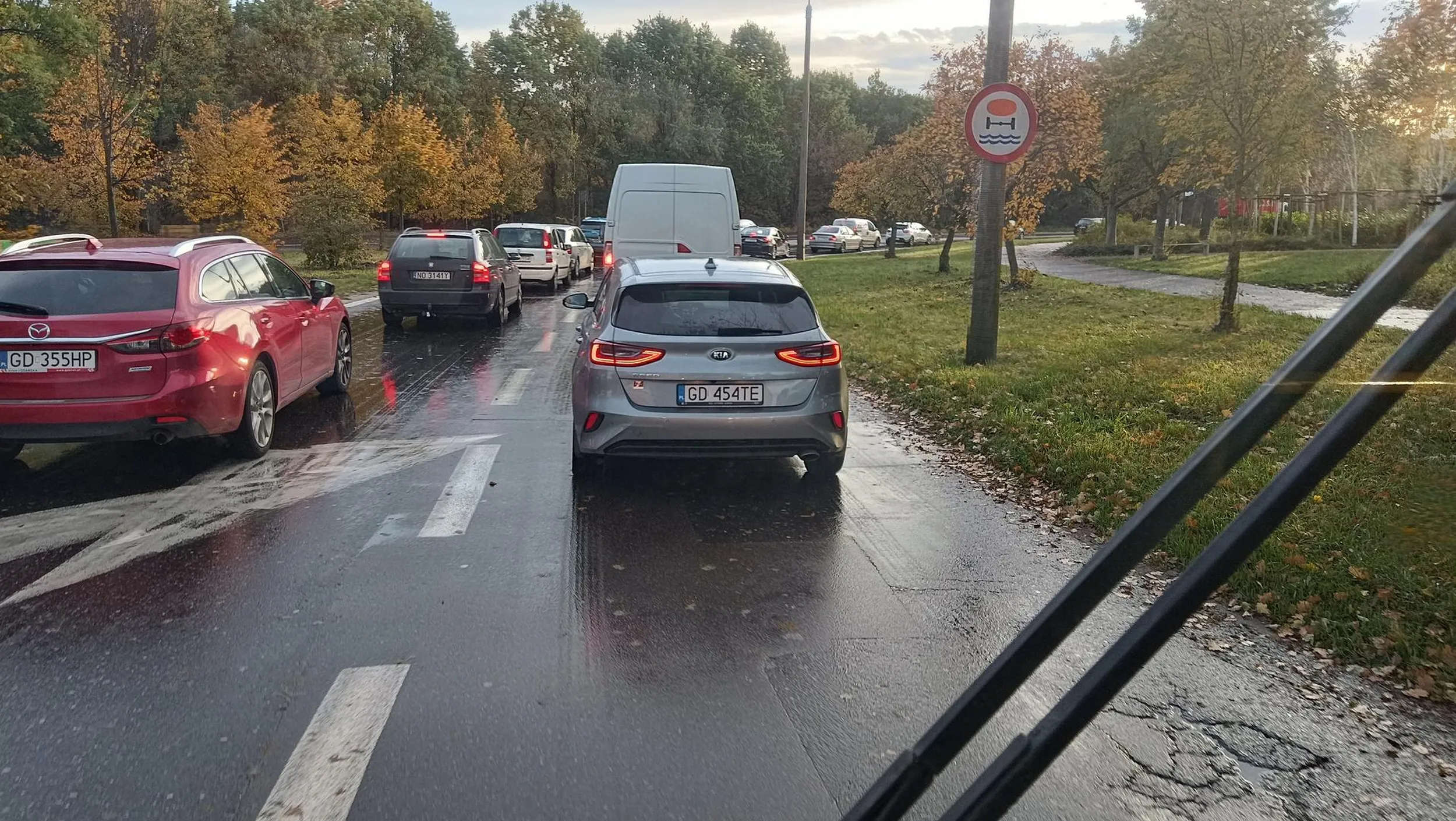 Pani blondynka lubi wjeżdżać na czerwonym i wymuszać pierwszeństwo, chyba zapomina, że to ją może srogo kosztować
