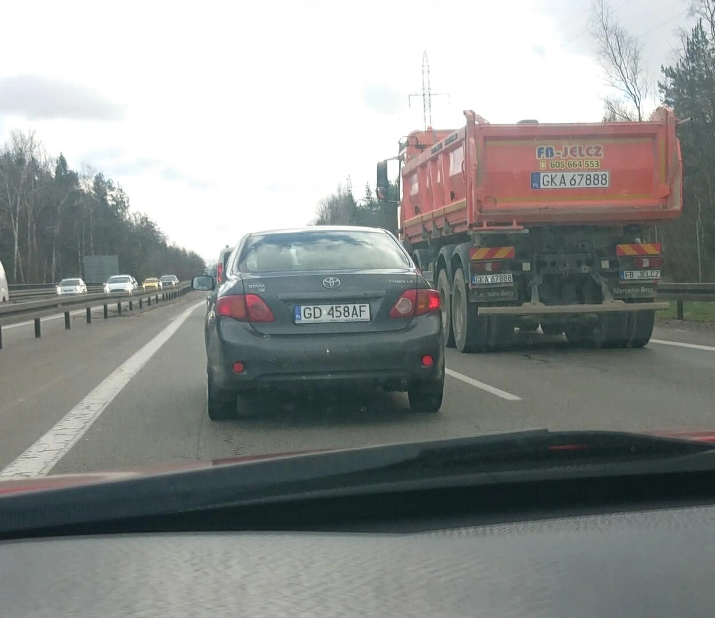 Bandyta drogowy. Włącza się do ruchu z wjazdu na drodze od razu na lewy pas drogi ekspresowej! 2022.04.03 godz 15.45 Zero refleksji. Prawie doprowadził do poważnego wypadku i uciekł. Temat nagrany i będzie zgłoszony policji.