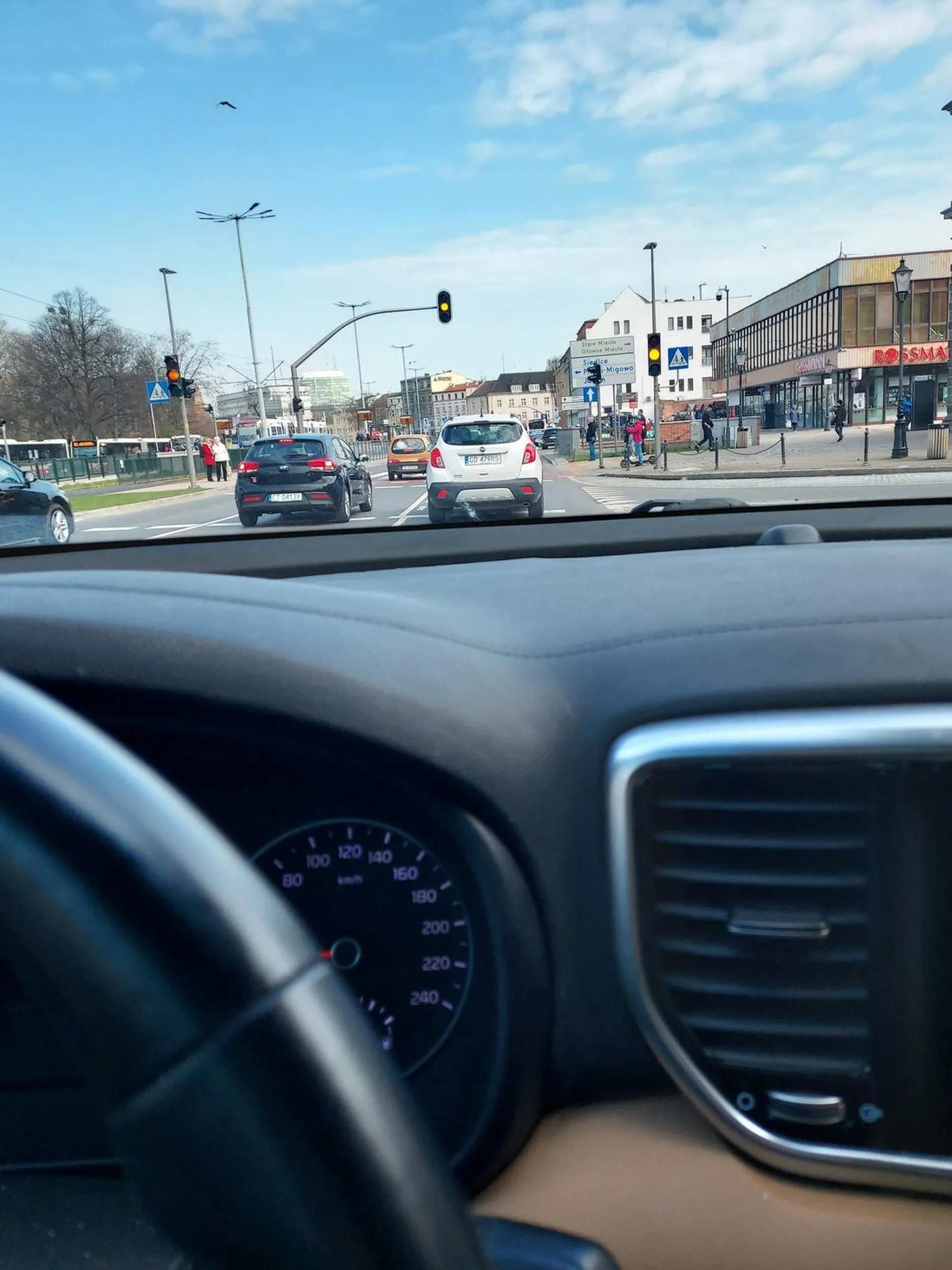 Kierowca nie zna przepisów o jeździe na suwak.