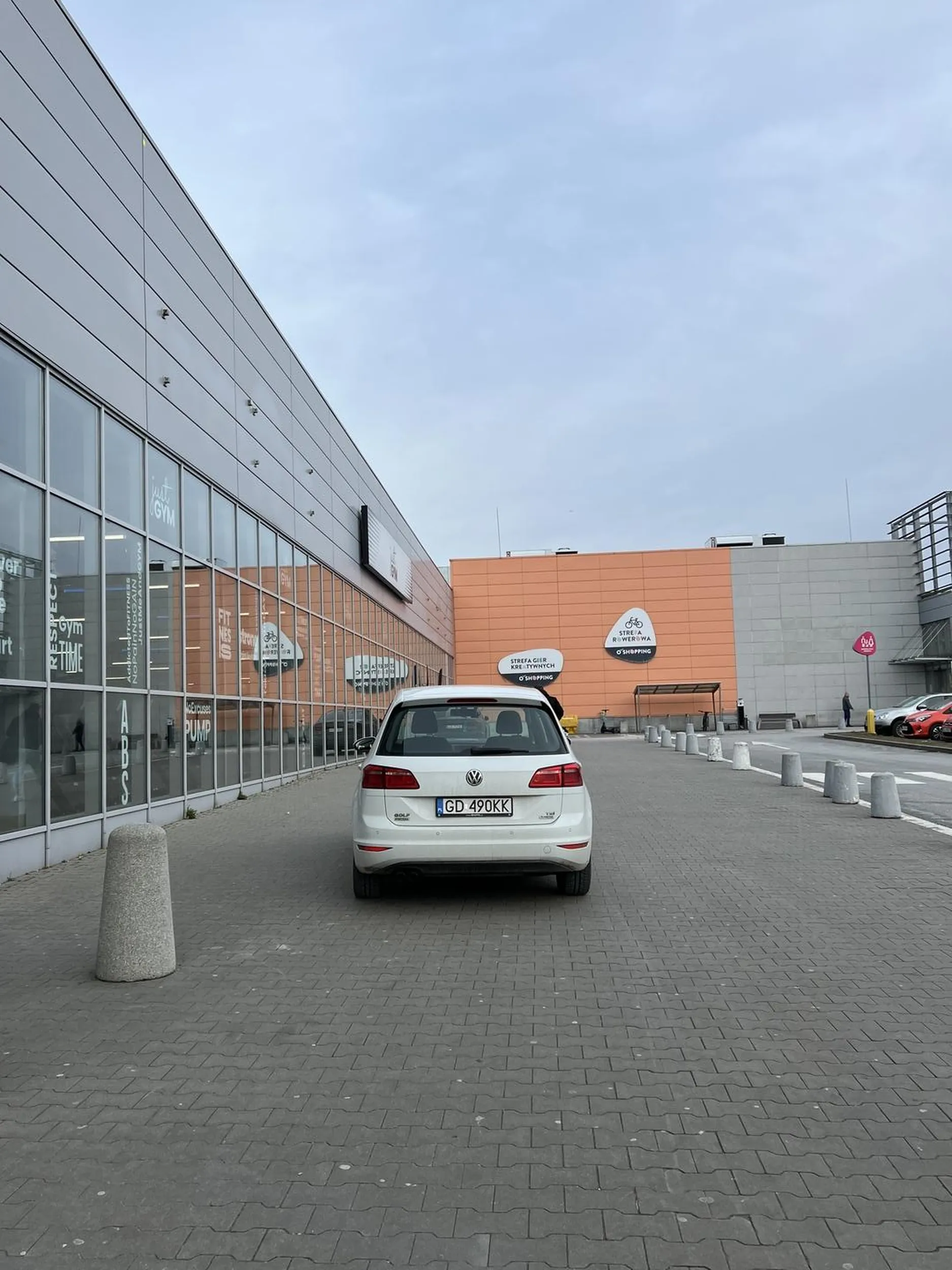 Ale dlaczego nie wjechałeś do środka? 800 miejsc parkingowych wokół to za mało i trzeba uprzykrzać życie pieszym, bo szanowny Pan poszedł sobie na siłownie? Umysłowe zero.