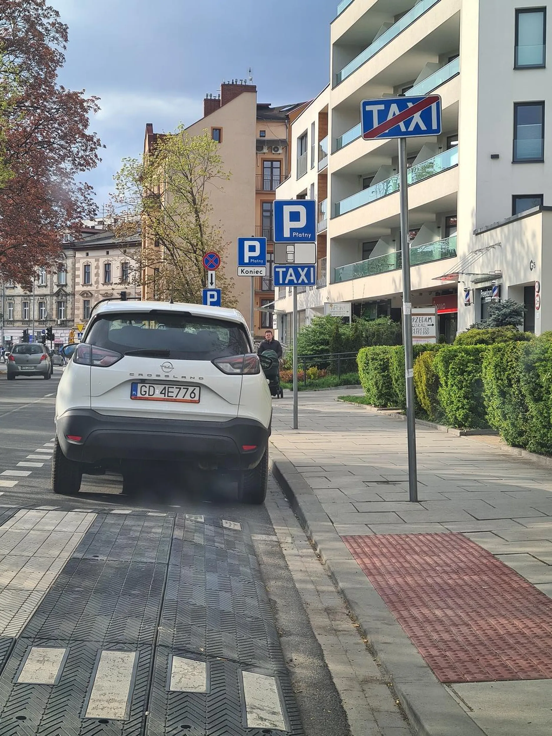 Kierowca bezprawnie stoi na postoju taxi
