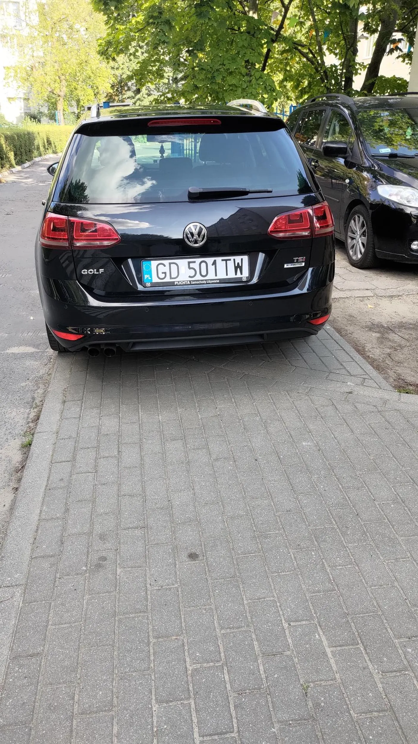 Pan nie wie że nie parkuje się na całej szerokości chodnika i nie blokuje wejścia do przedszkola