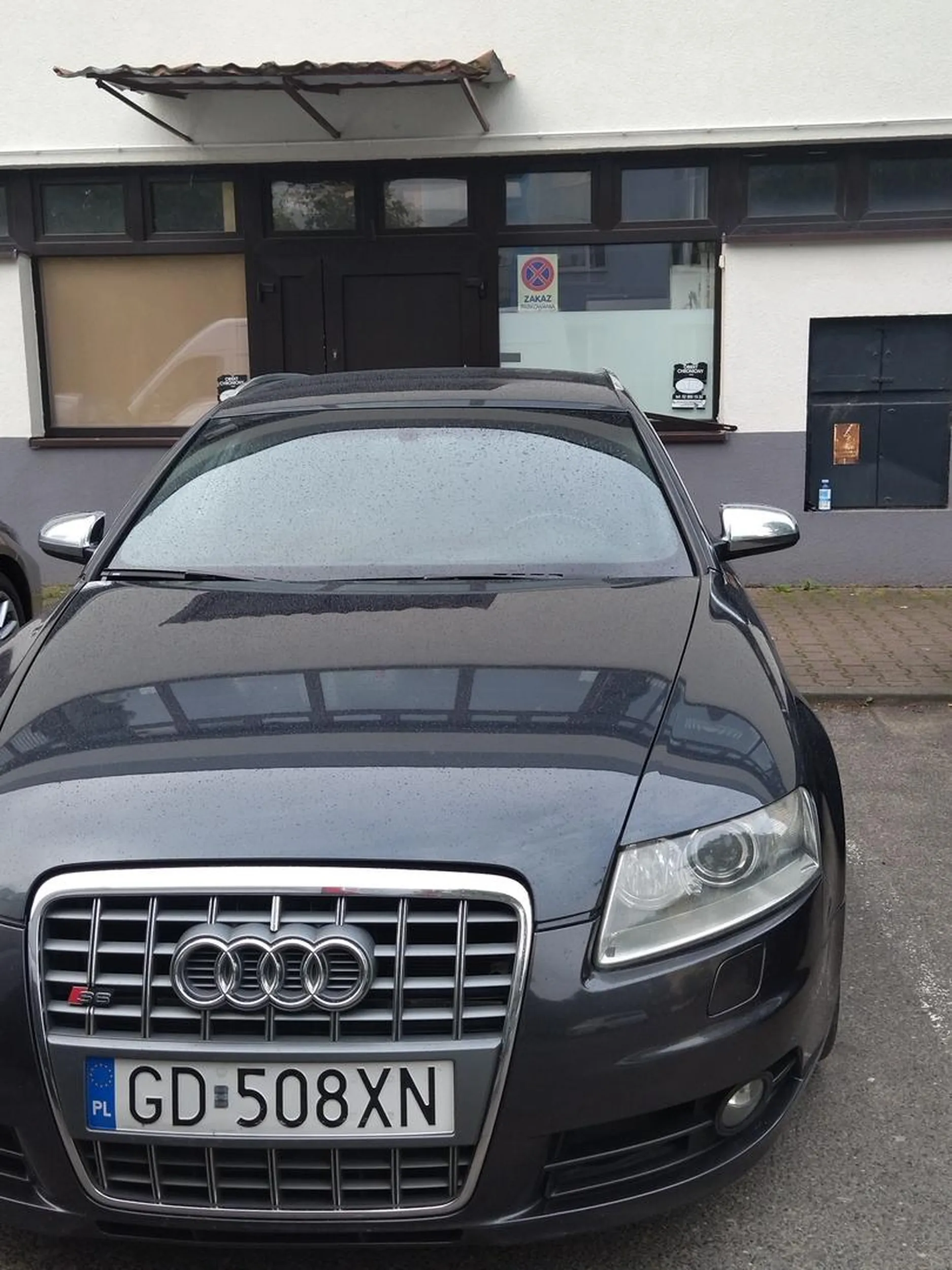 Na ziemi koperta, z tyłu zakaz, ale zaparkuję na miejscu dla dostaw towaru, bo kto mi zabroni