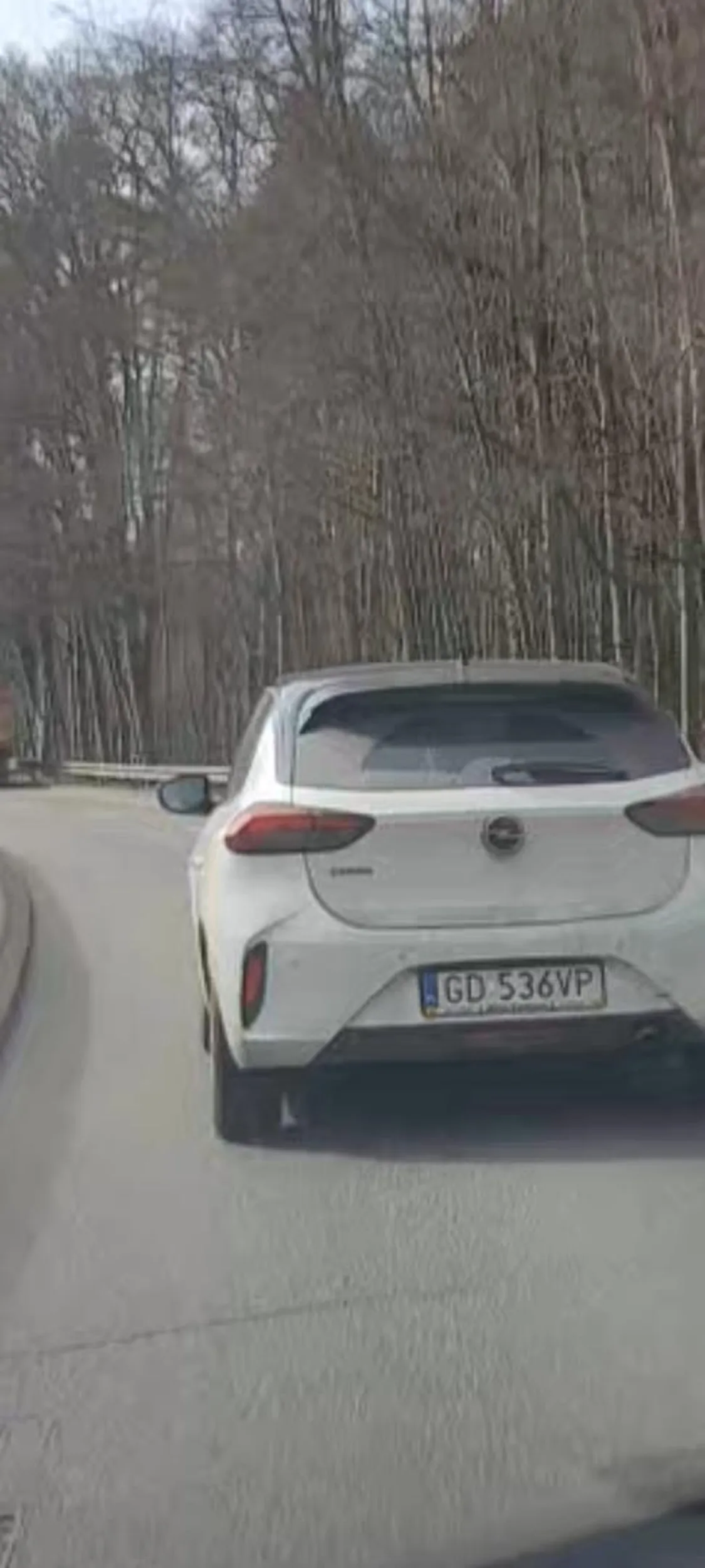 3000 złotych – maksymalny mandat za jazdę lewym pasem przy wolnym prawym pasie.