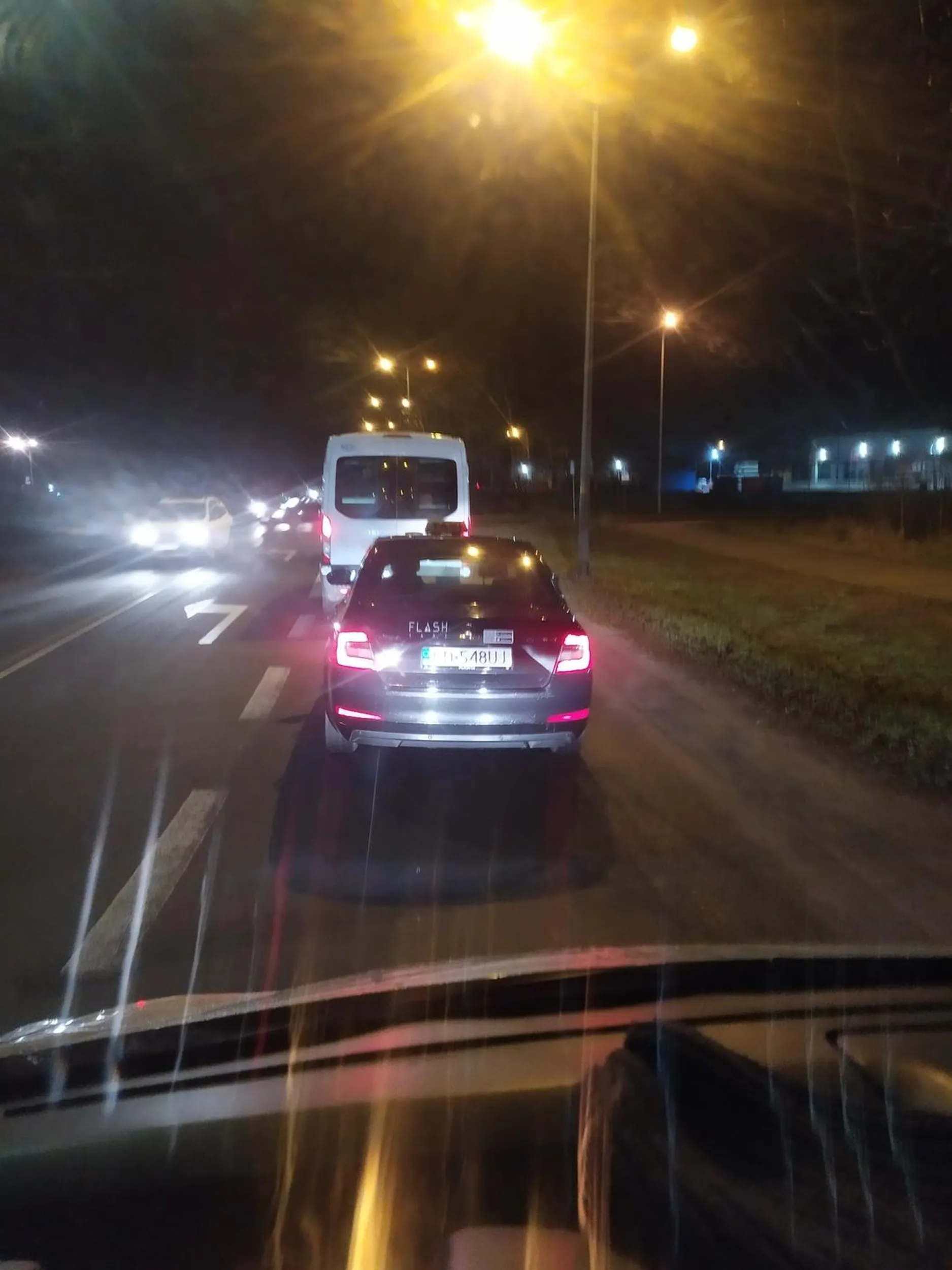 Złotówa stwarza zagrożenie, na zwężeniu drogi jedzie po powierzchni wyłączonej z ruchu i wpycha się na centymetry przed prawidłowo jadące auto ciężarowe.