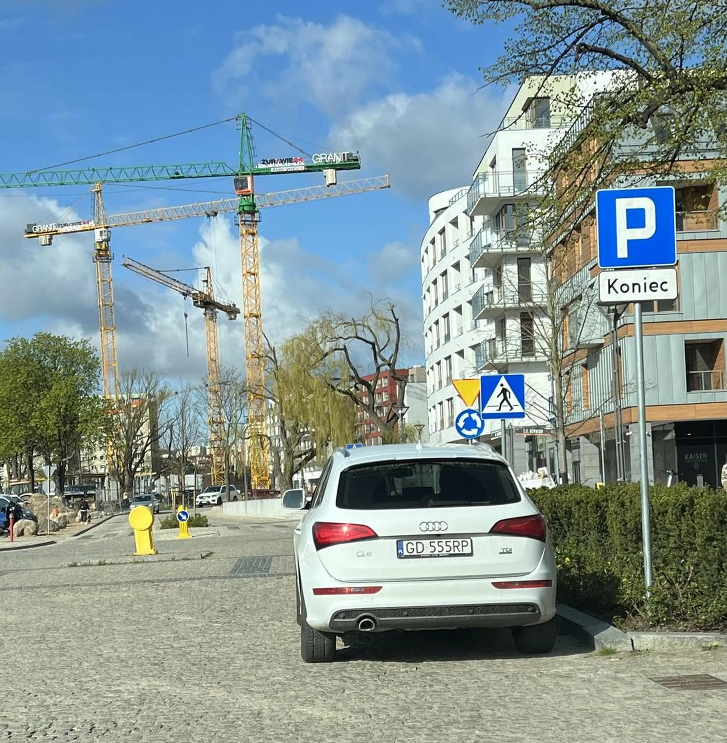 Klasyczne Audi, parkowanie 1,5 metra przed skrzyżowaniem i przejściem dla pieszych. 10 metrów dalej jest normalny parking, ale wtedy po bułeczki do piekarni za daleko i nogi w dupe wejdą :(