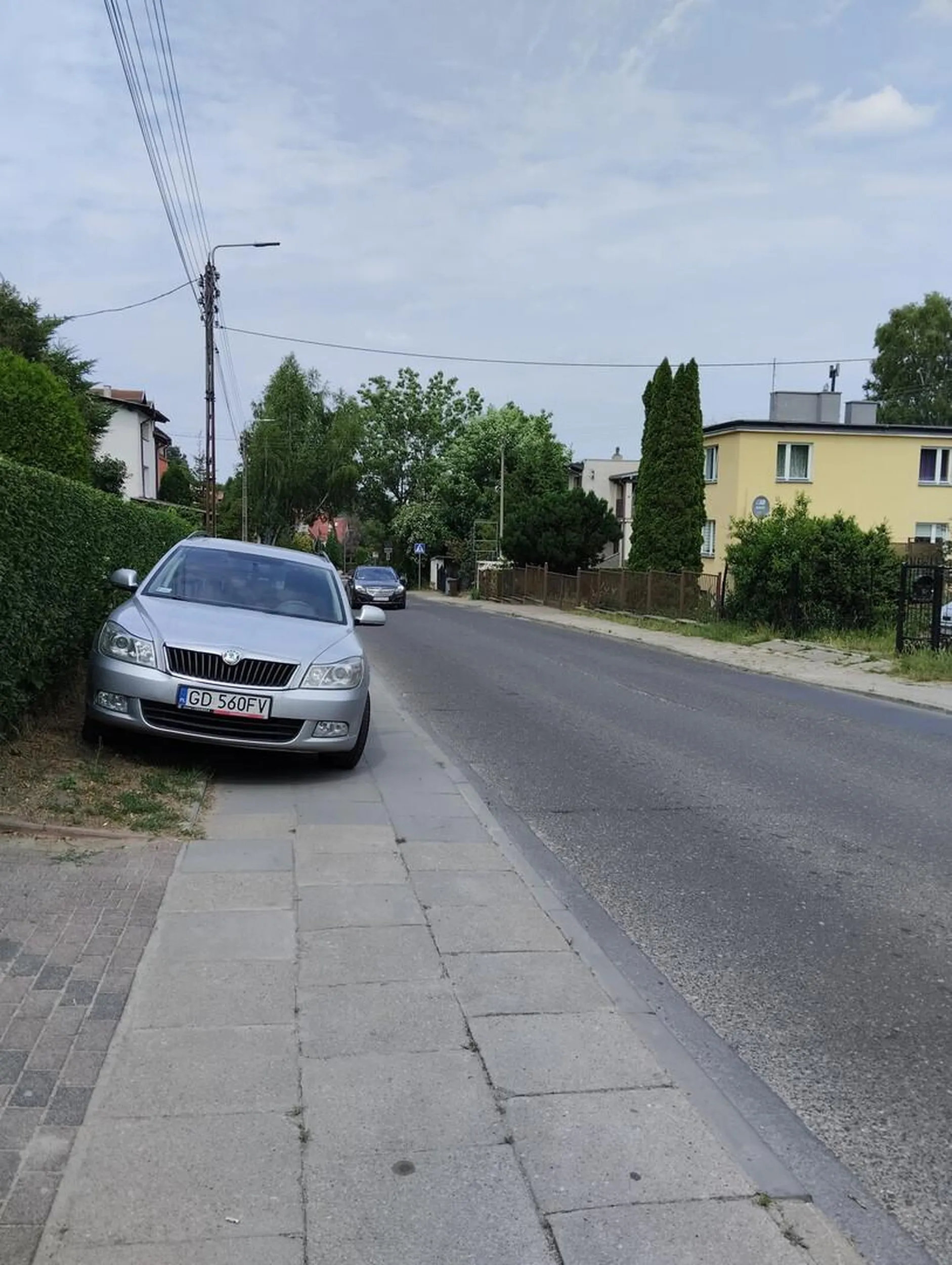 Ulica Migowska w Gdańsku. Blokowanie chodnika na restykcyjnym zakazie zatrzymywania się i postoju