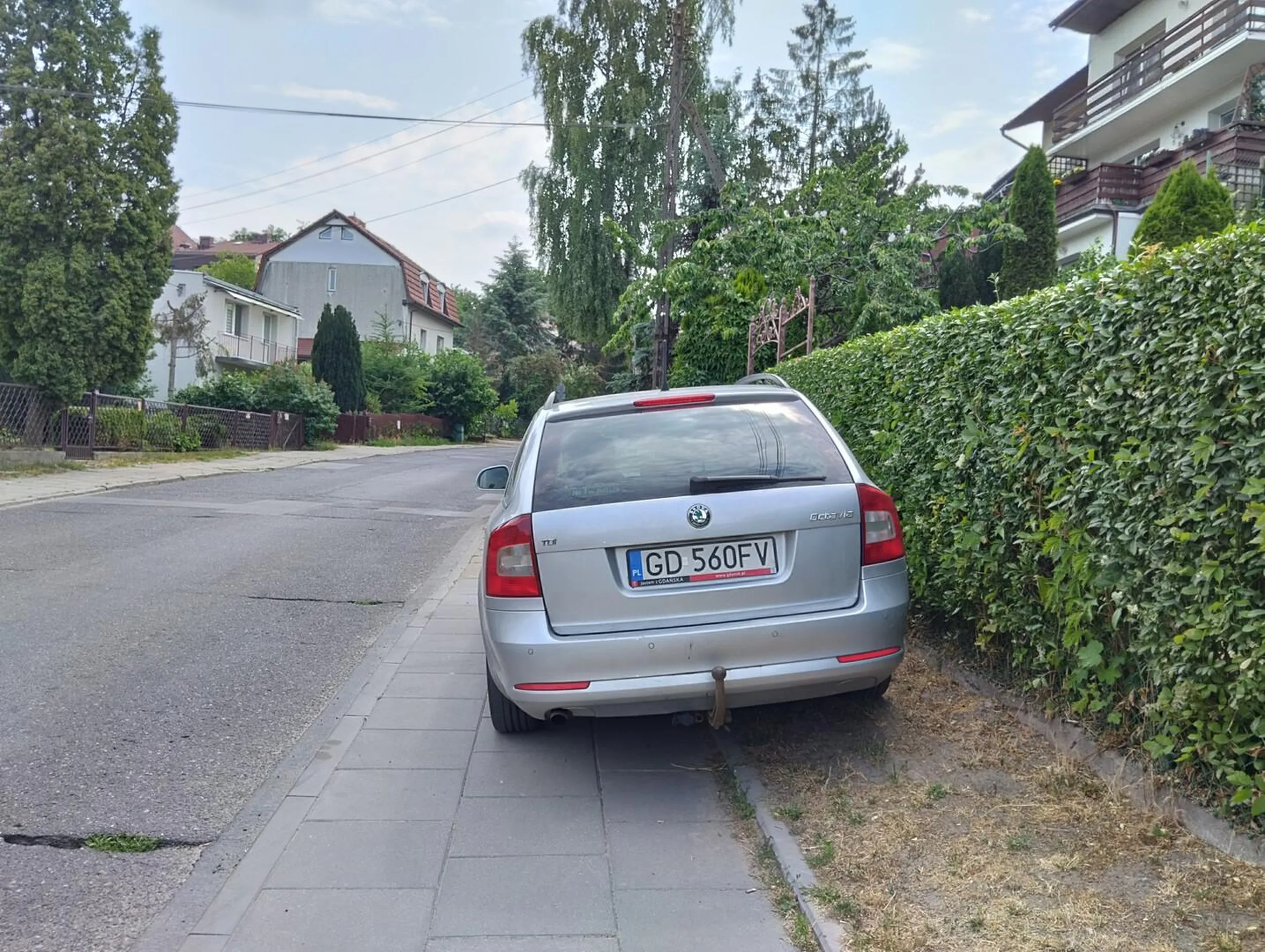 Ulica Migowska w Gdańsku. Blokowanie chodnika na restykcyjnym zakazie zatrzymywania się i postoju