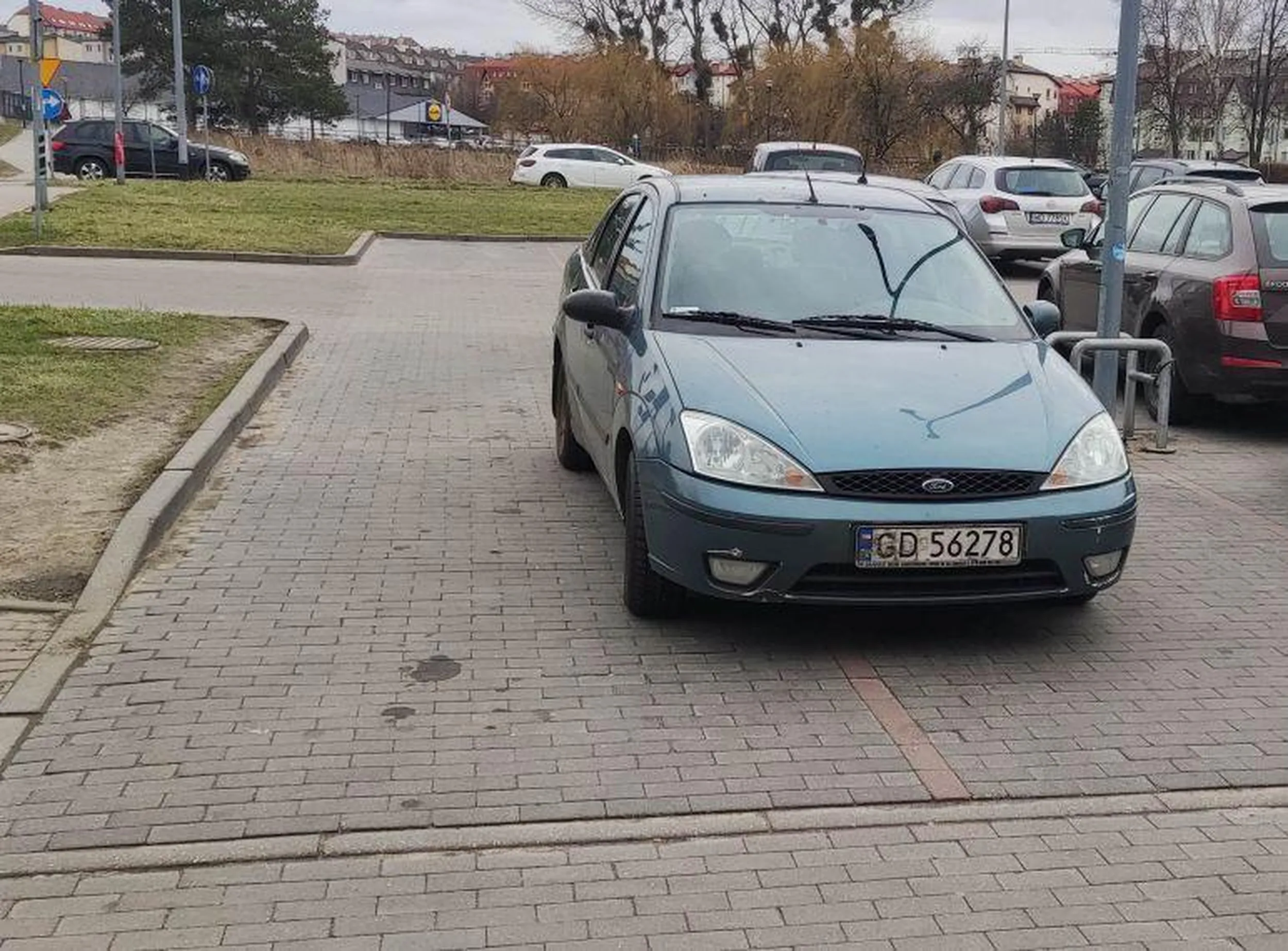 Zajął 4 miejsca najbliżej wejścia do sklepu (Biedronka Gdańsk ul. Wawelska)