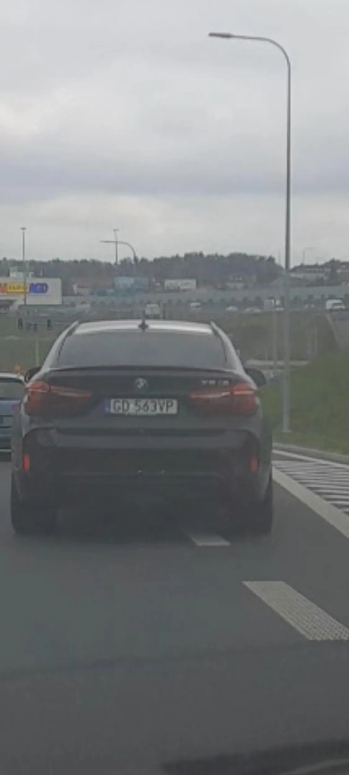 Uwaga na tego pajaca w bmw z dużą prędkością zmienia pasy bez kierunkow wymusza wpycha się na chama
