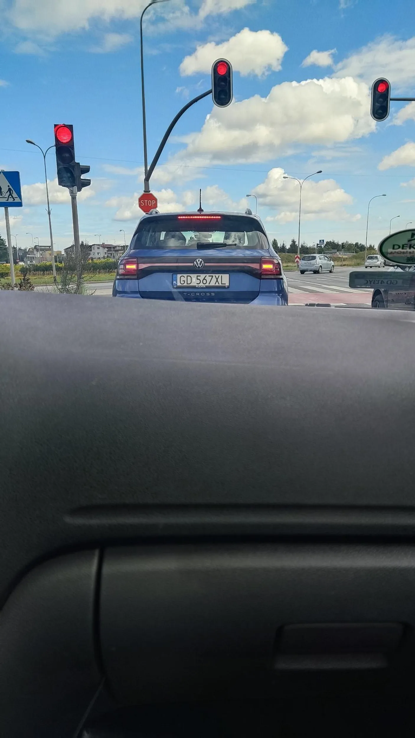 Typiara nie patrzy, rusza na czerwonym i wymusza pierwszeństwo.