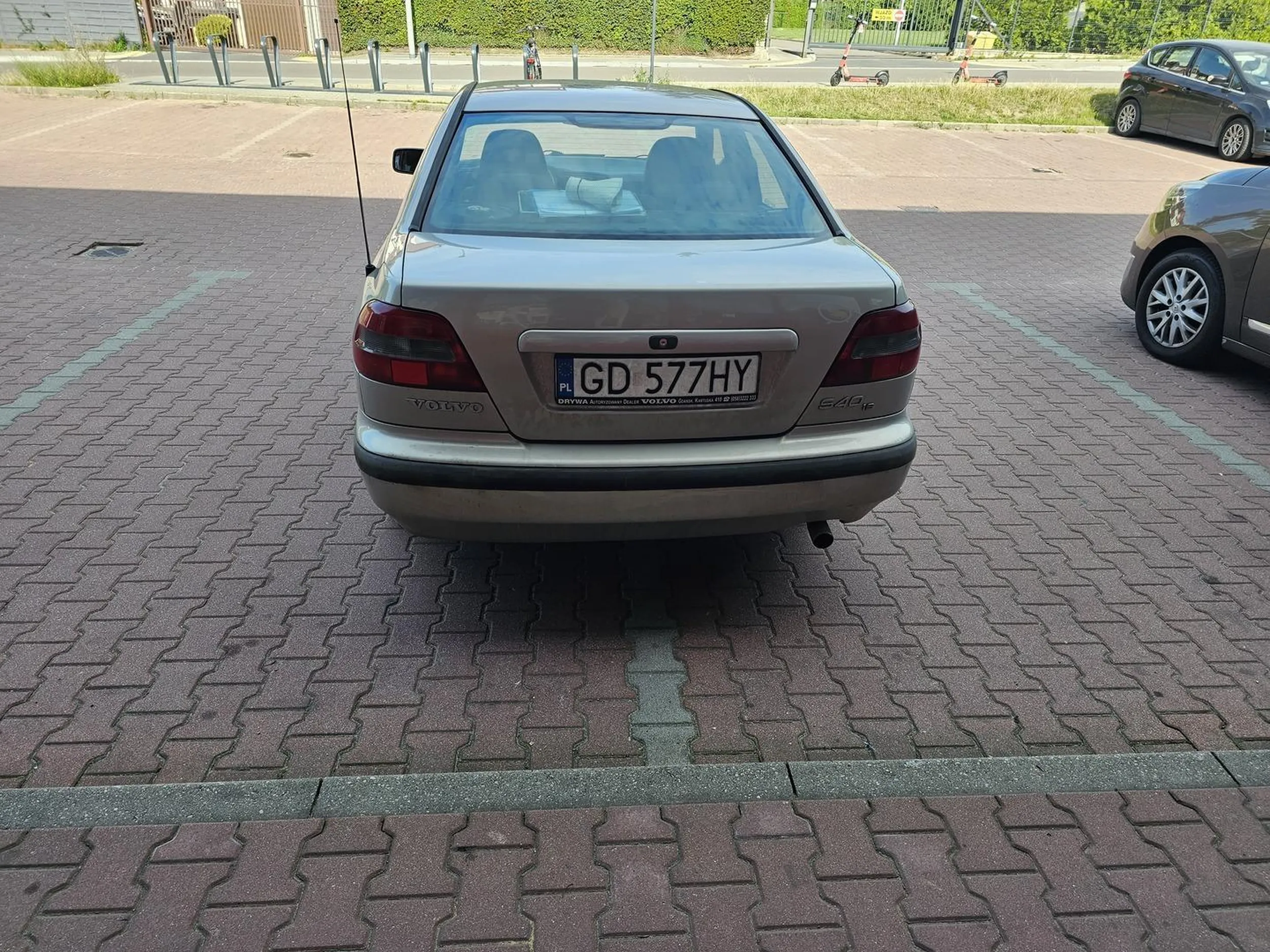 Jak ta Pani zaparkowała każdy widzi. Co zabawne to że sam manewr parkowania zabrał jej sporo czasu i przymierzania się.