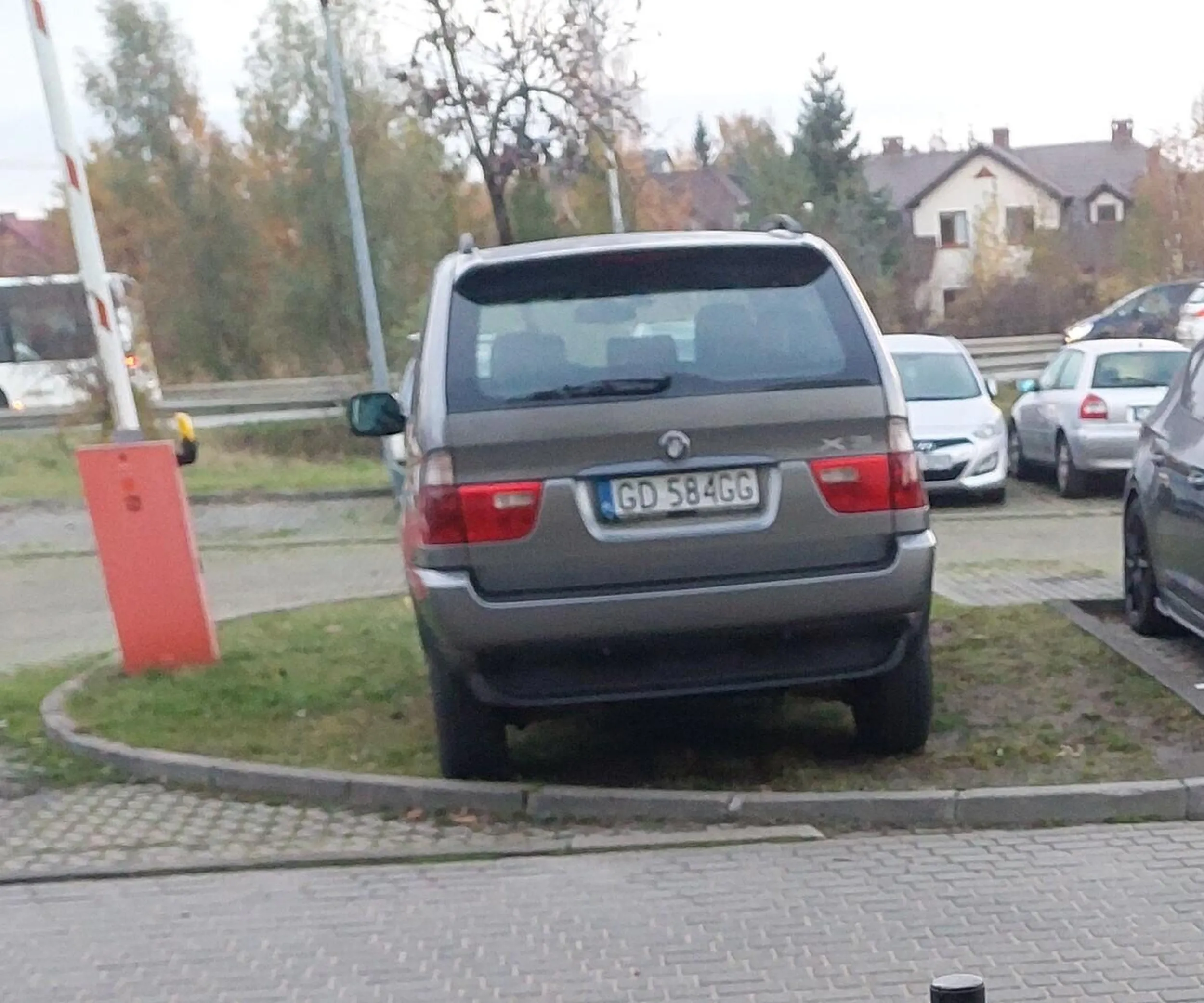 Rozjeżdża trawniki, niszczyć zieleń. Ciężko kawałek dalej zaparkować i ruszyć nogami?