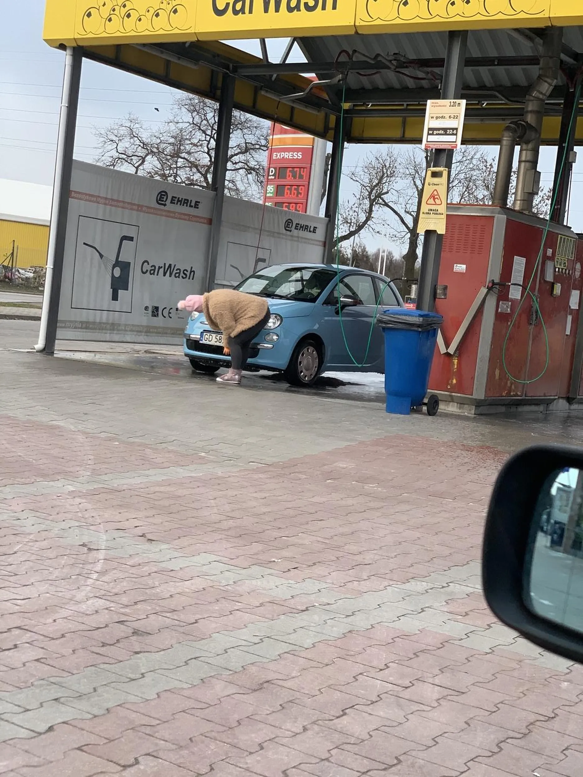 Ty prukwo stara, myjnia bezdotykowa to nie miejsce na pucowanie auta