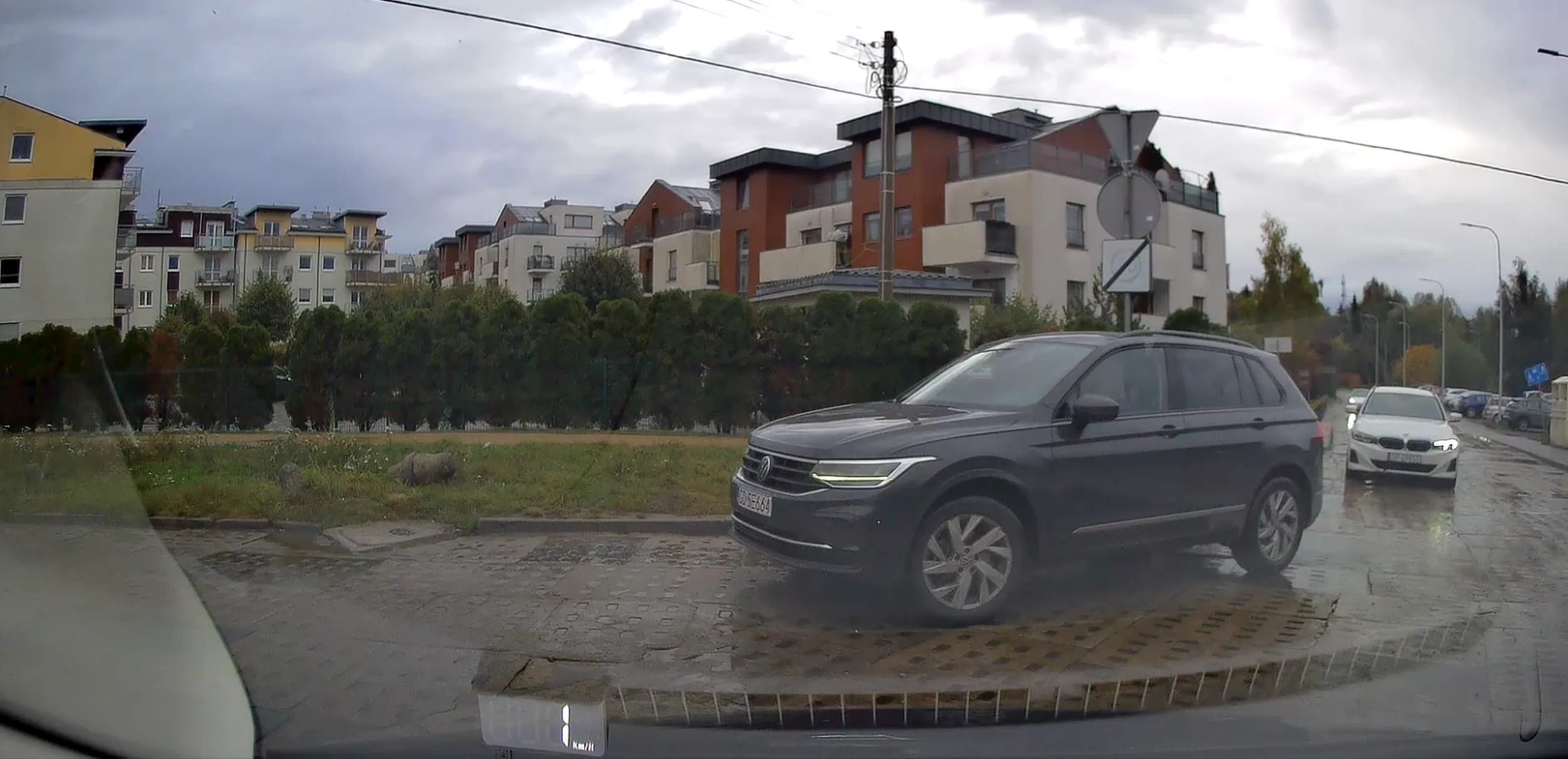 Kierowca wymusza pierwszeństwo na rondzie, trąbi i jeszcze ma pretensje