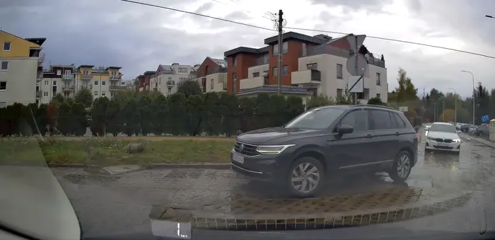 Kierowca wymusza pierwszeństwo na rondzie, trąbi i jeszcze ma pretensje