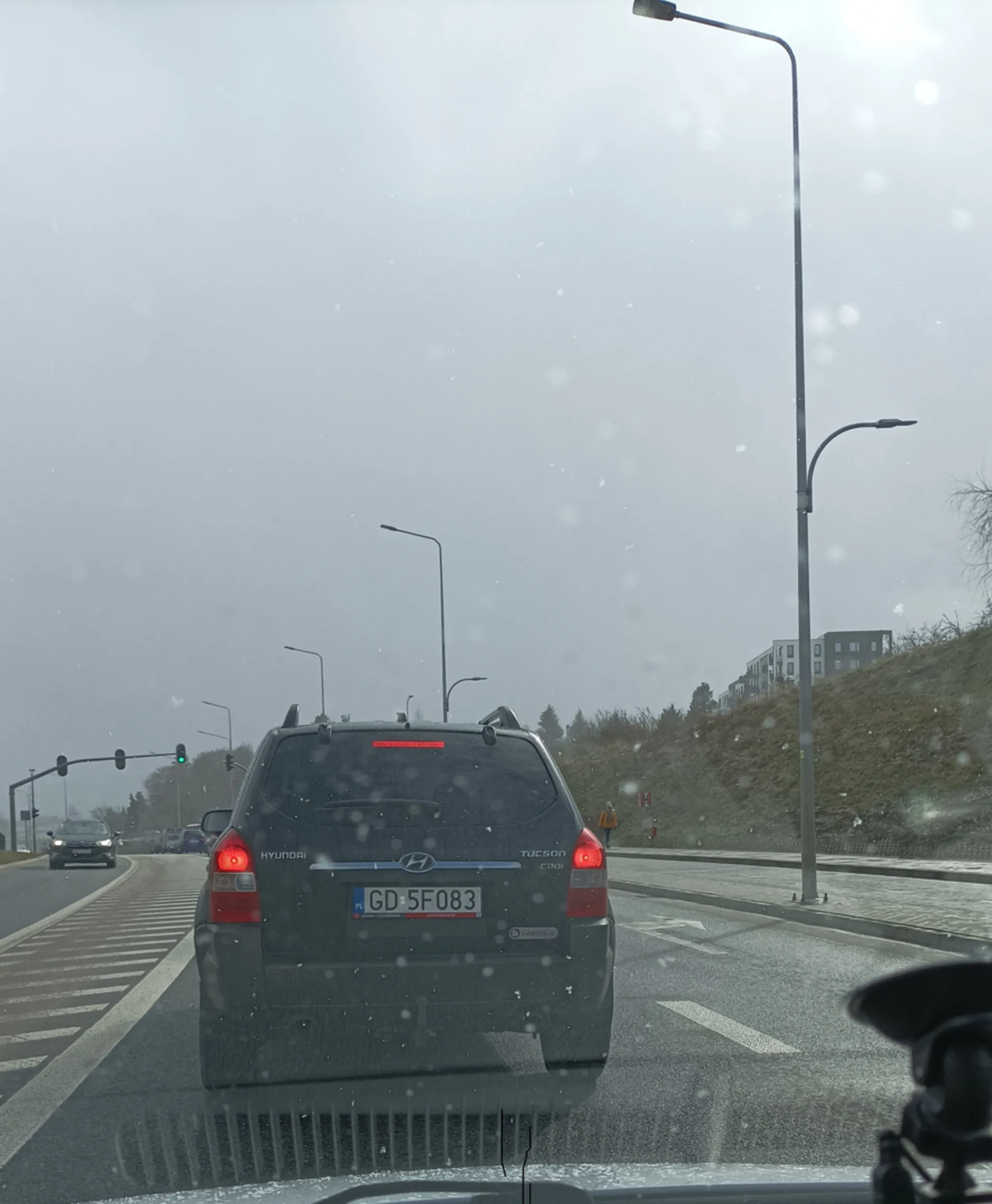 Kierując nie wie, że gdy kończy się pas po prawej stronie to ma obowiązek przepuszczenia pojazdu ale jej się wydaje, że gdy kieruje tzw. dużym pojazdem to wszystko jej wolno... Ul. Adamowicza