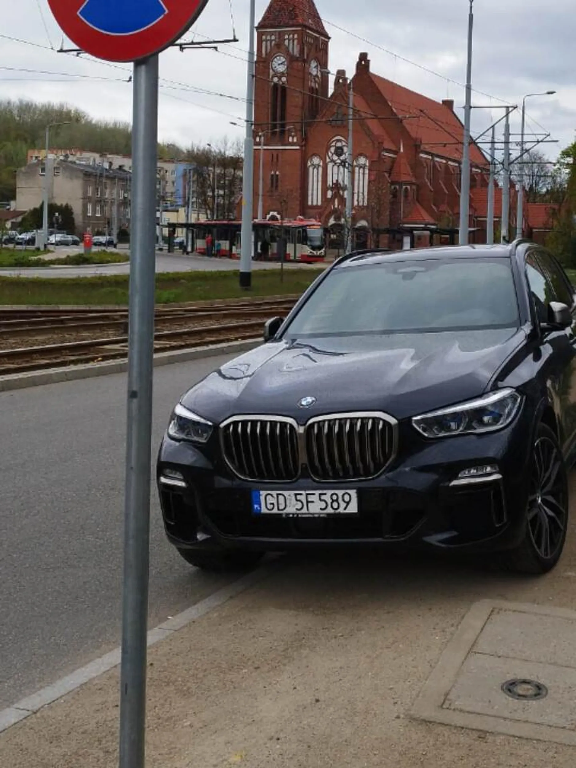 Takie tam parkowanie na chodniku tuż za znakiem zakazu