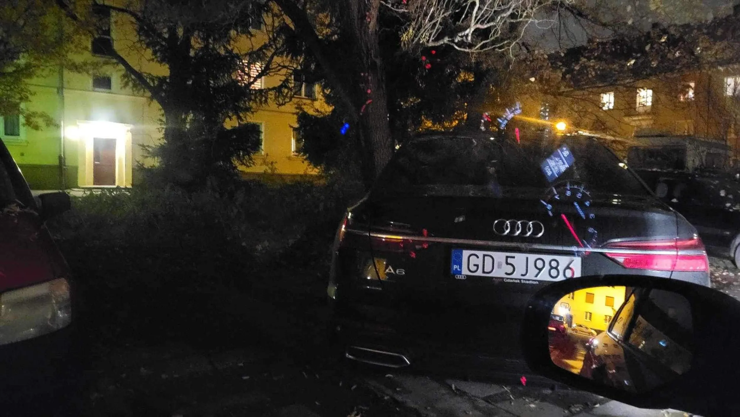 Kierowca „zaparkował” na ukos na parkingu, na którym obowiązuje parkowanie prostopadłe - jednocześnie zajmując 3 ostatnie miejsca pod blokiem. Poza tymi miejscami zostają jedynie te w strefie płatnego parkowania. Nic tylko pogratulować głupoty.