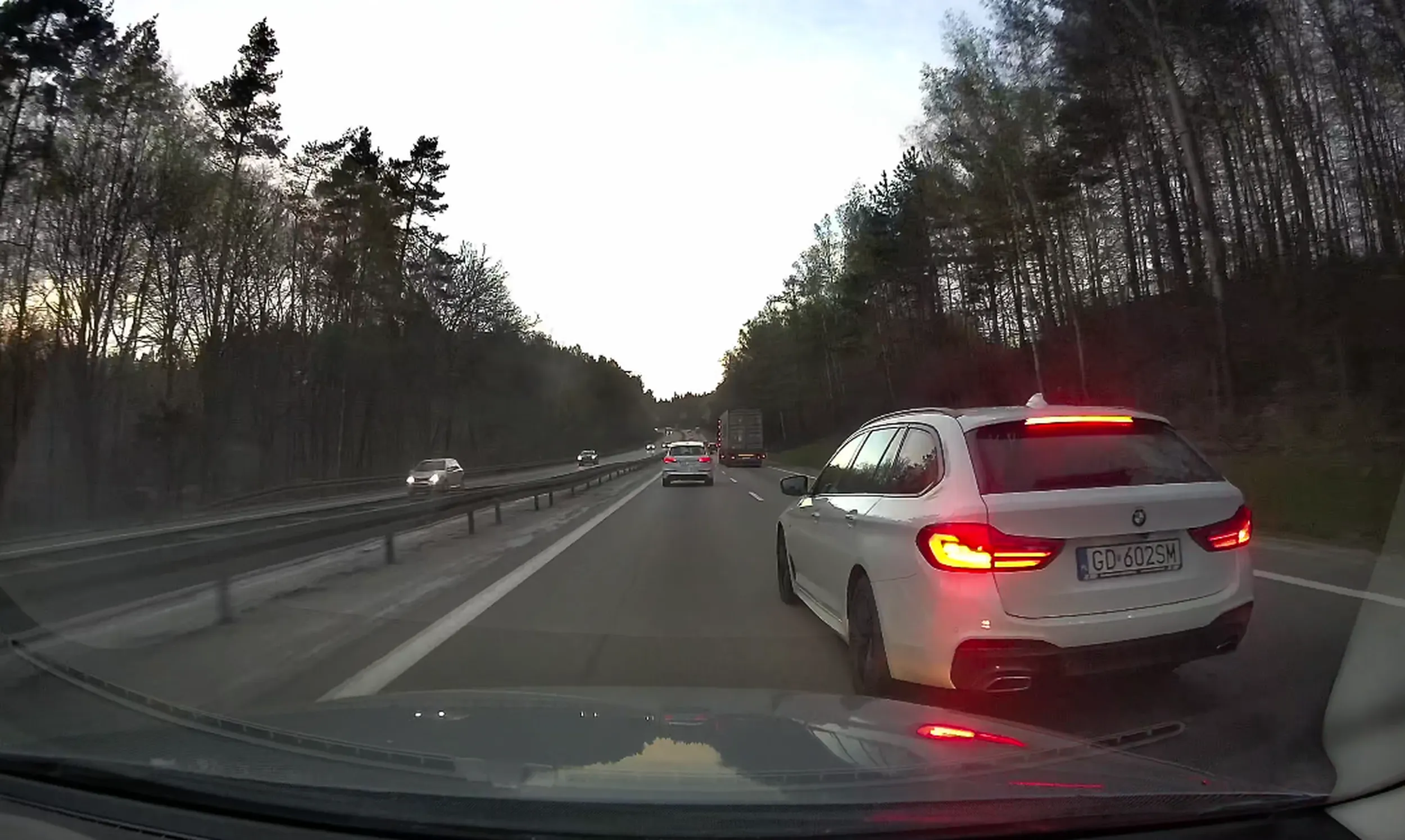 ty ku*wo w aucie z leasingu, żebyś ch*ju popadł w długi :)