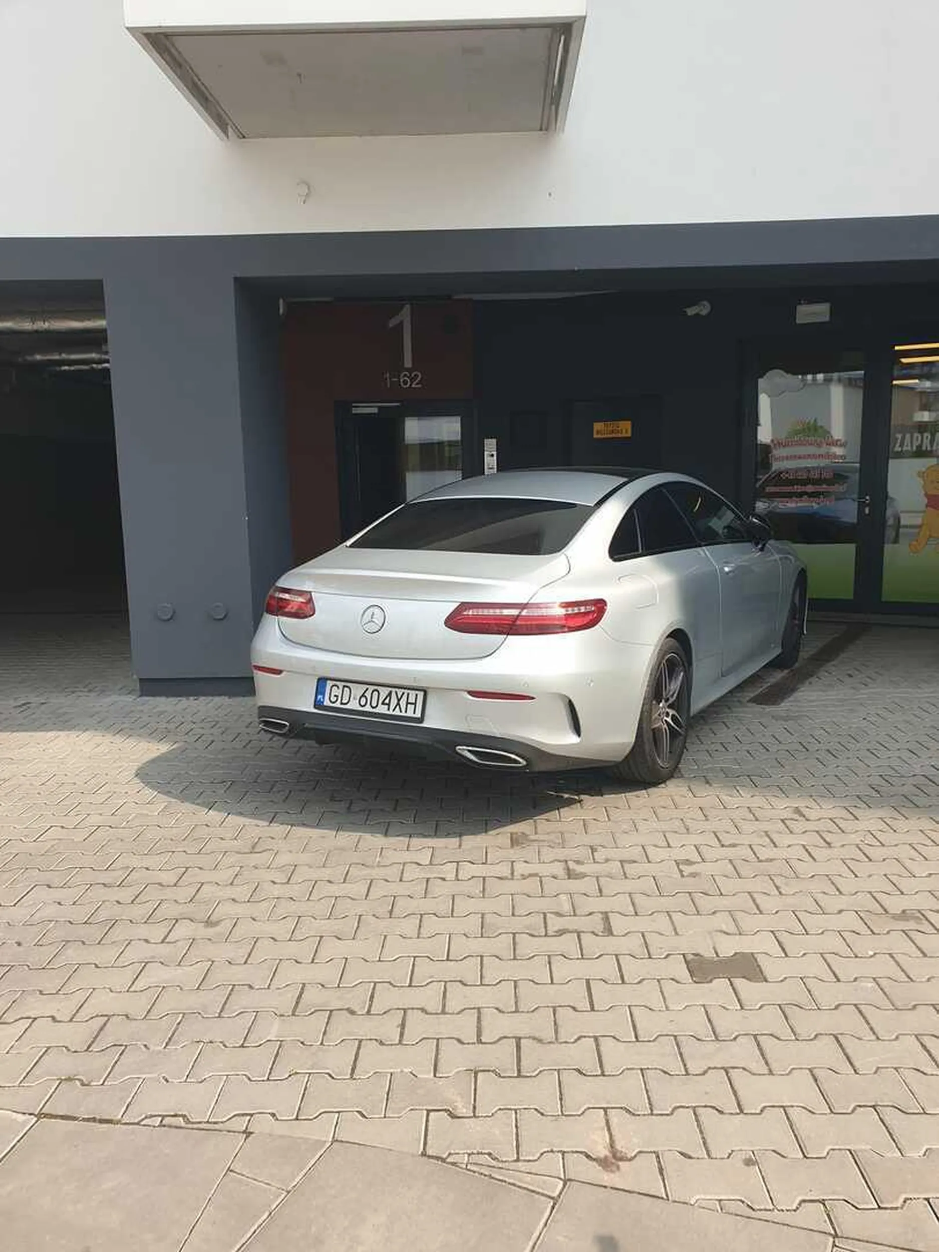 No pięknie parkujesz blokując ludziom wejście do mieszkania