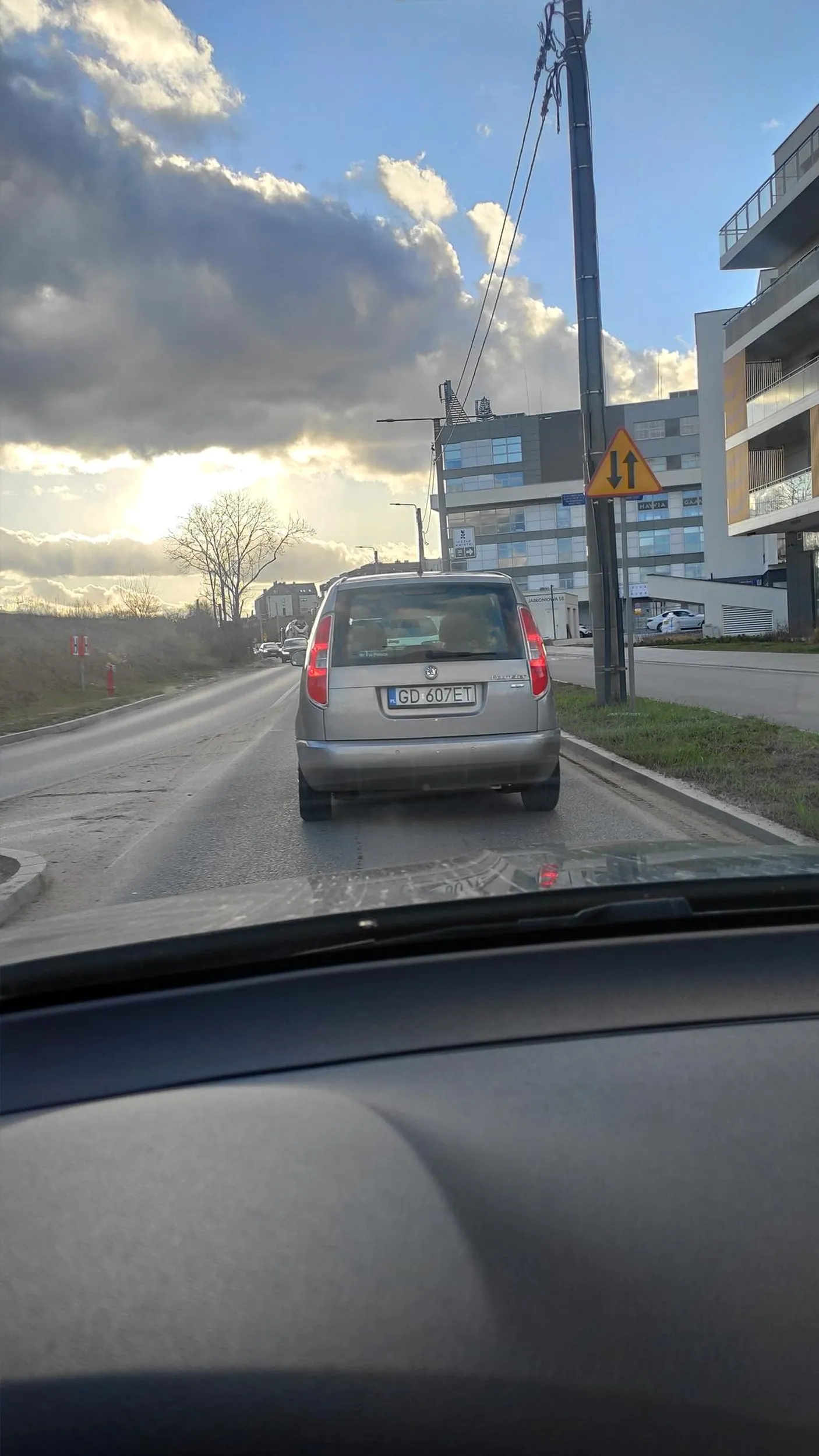 Koleś nie wpuszcza choć ma obowiązek Pytam się czy zna przepisu ruchu drogowego A ten mi na to że mogę ustawić się w kolejce na zanim BUC Wiedział że źle robi ale boli go że musi kogoś wpuścić
