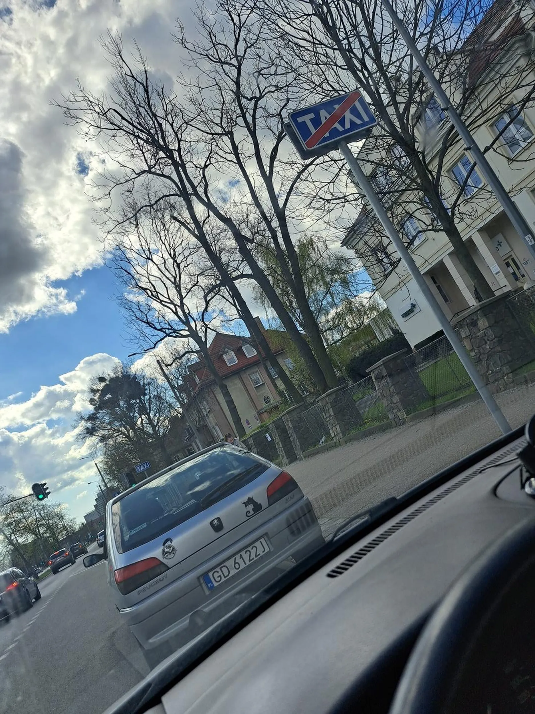 To niezła taksa, ale przynajmniej bilecik kupiła xD