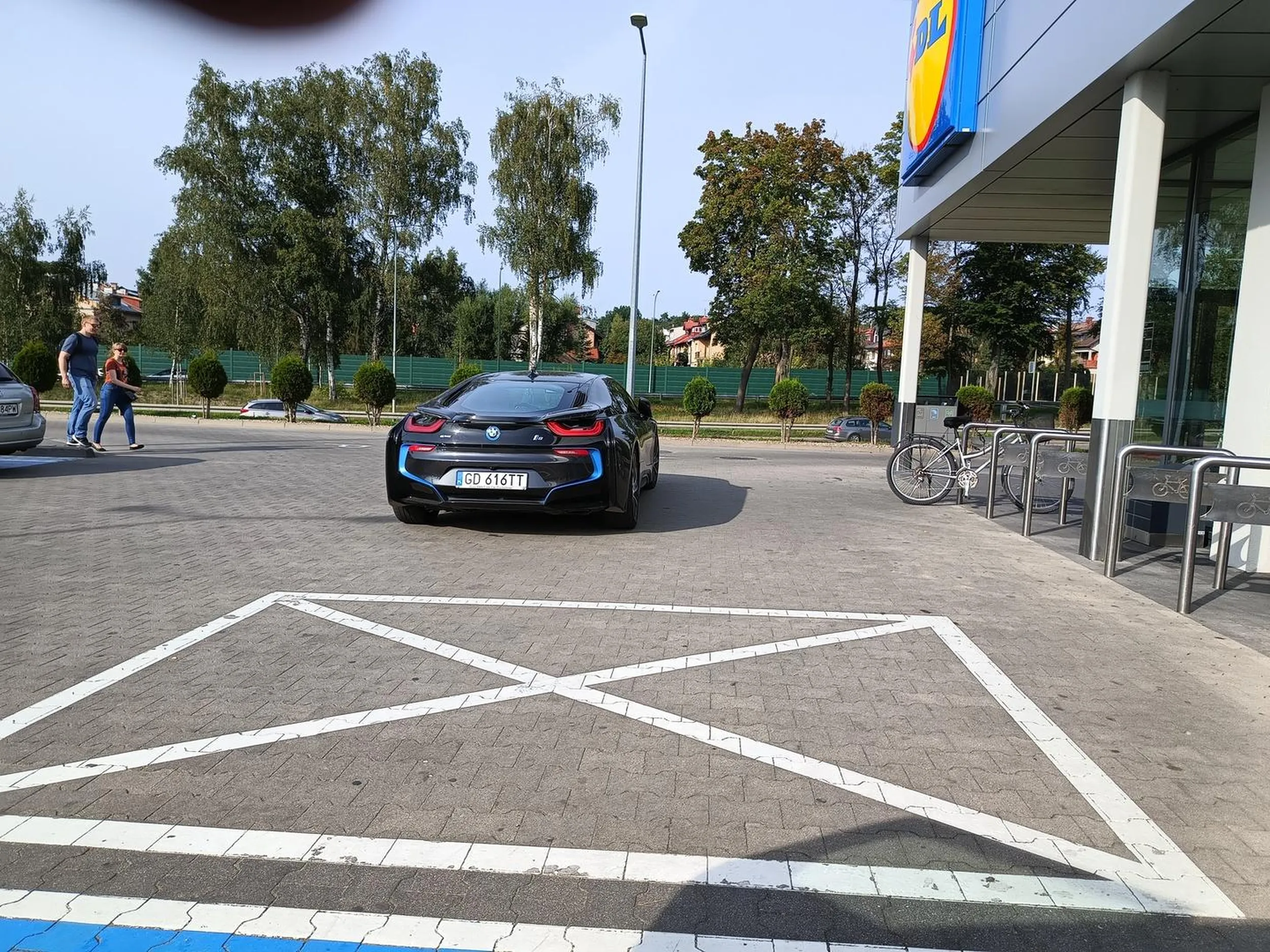 Miejsca parkingowe są dla plebsu. Królewicz mało do sklepu nie wiechal.