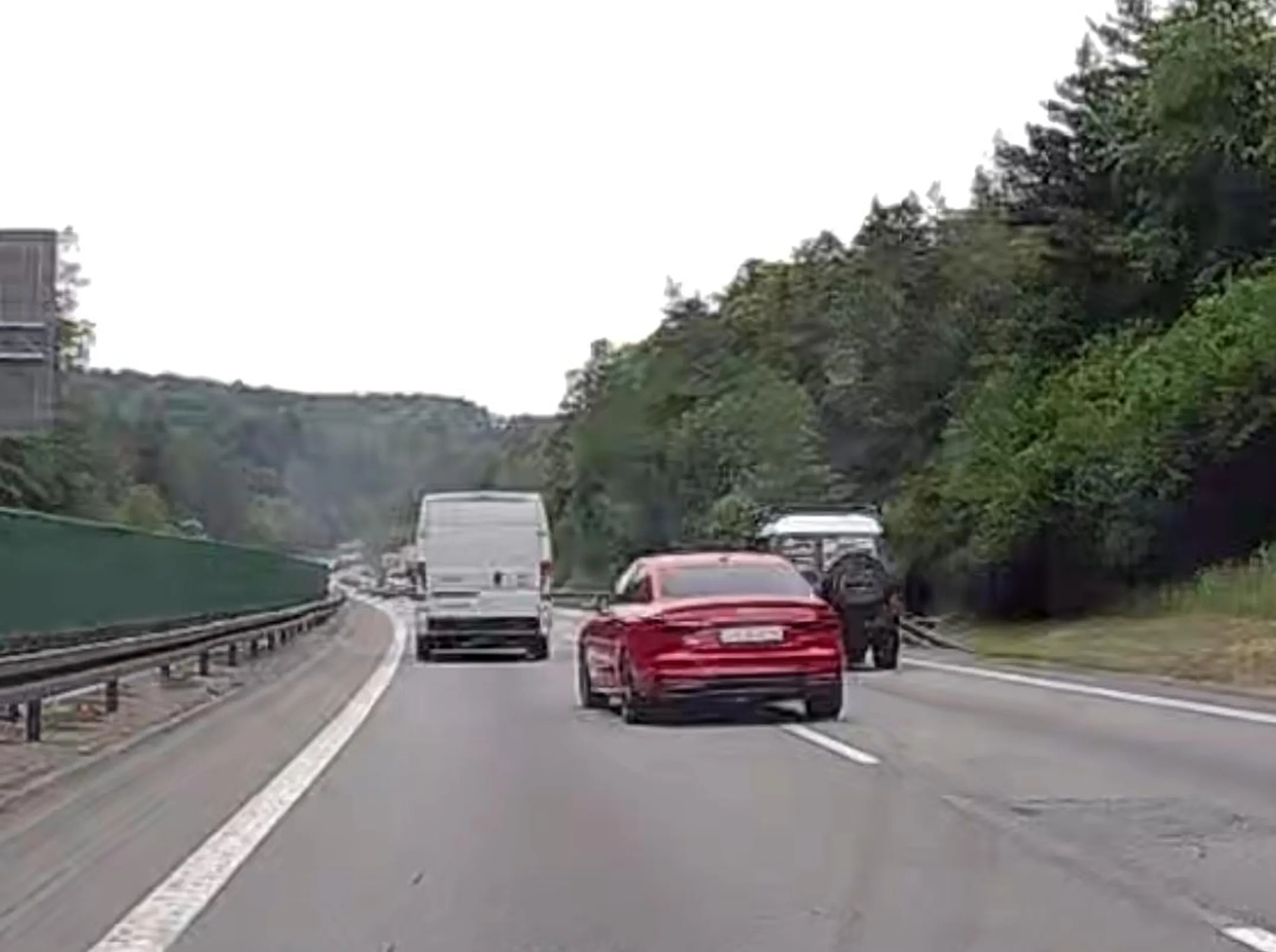 Pirat drogowy, jeździ slalomem i robi wszystko, aby być pierwszy. Jakieś Audi a5 czerwone